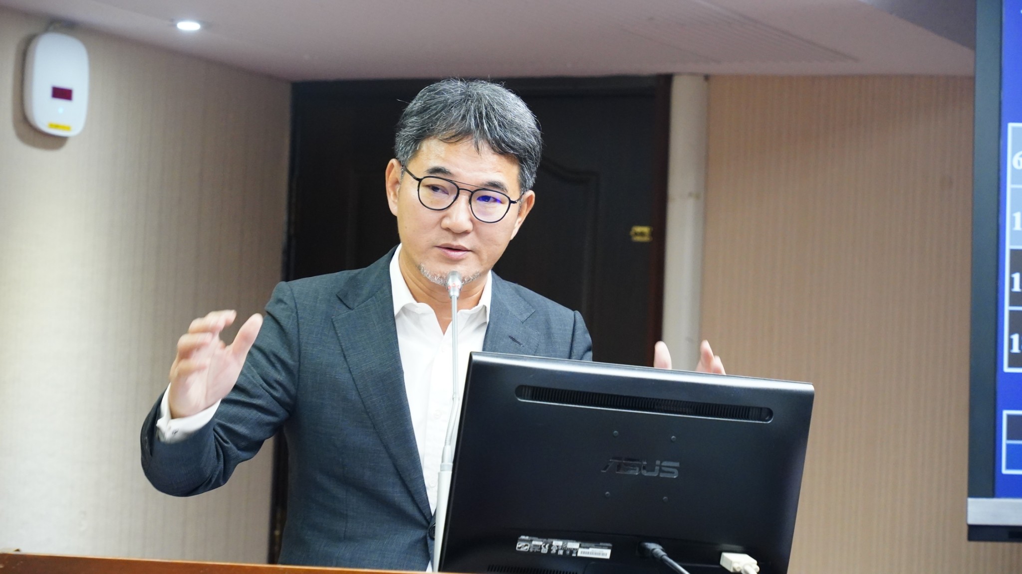 衛環召委劉建國要求衛福部速整合立委版本意見，促行政院版本盡速送入立院。（劉建國辦公室提供）