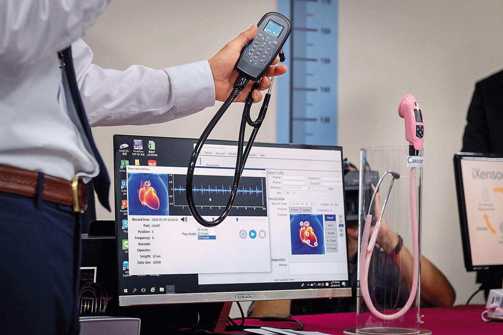 創心醫電憑藉「數位聽診系統」等產品,榮獲第12、14屆國家新創獎。(翻攝總統府flickr)