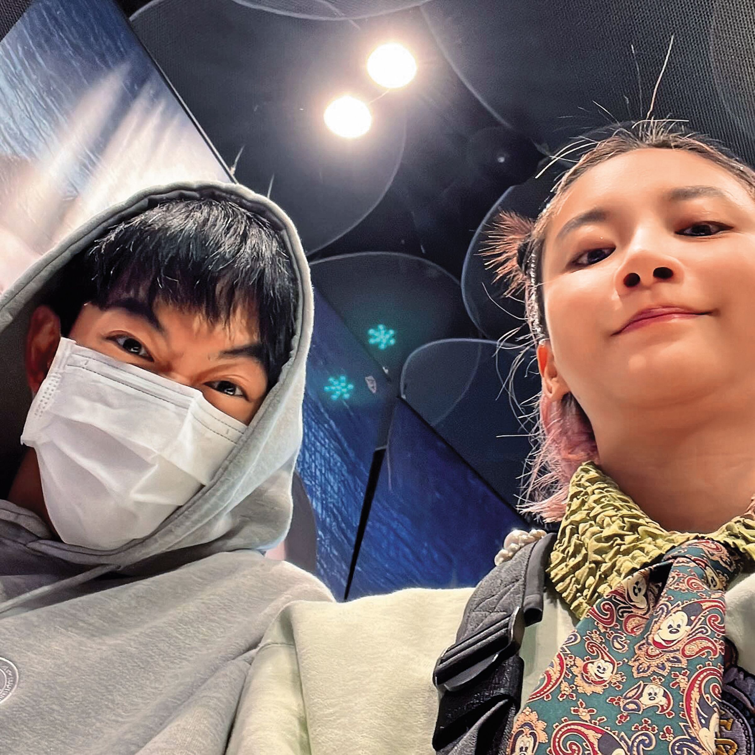 去年11月,王可元(左)、袁澧林(右)與其他演員聚餐,餐後還特別搞怪合照,關係看似曖昧。(翻攝自王可元IG)