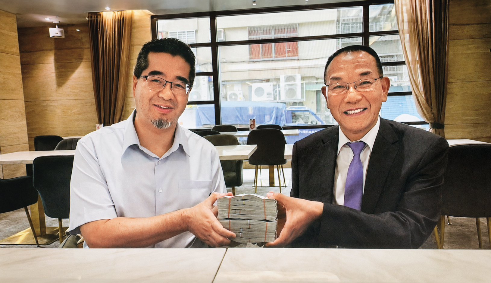 蕭旭岑(左)與台商韓螢煥(右)手捧現金合照曝光,引發政壇熱議。(翻攝畫面)