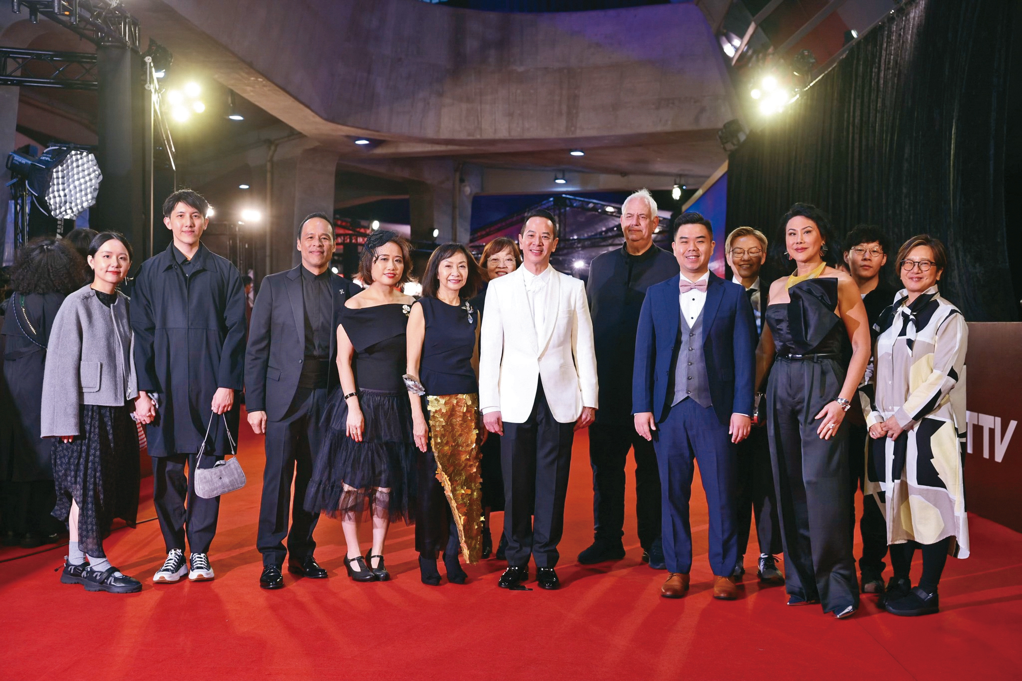 楊曜愷（前排右四）率《從今以後》演員和劇組人員出席本屆金馬獎頒獎典禮。（金馬執委會提供）