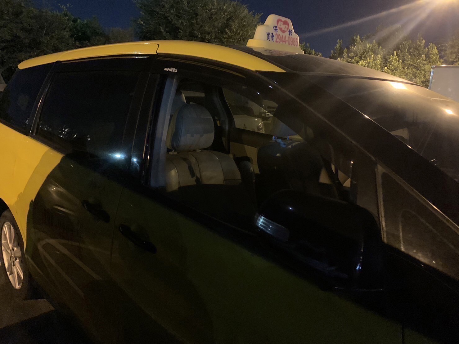 10輛停在華中橋堤外停車場的計程車車窗遭打破，車內財物遭竊。（翻攝畫面）