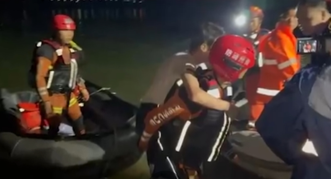 中國貴州省黔西市景區發生2艘遊船翻覆意外，已有60人緊急送醫治療，截至目前為止有3人死亡、14人仍持續失聯。（翻攝自微博）