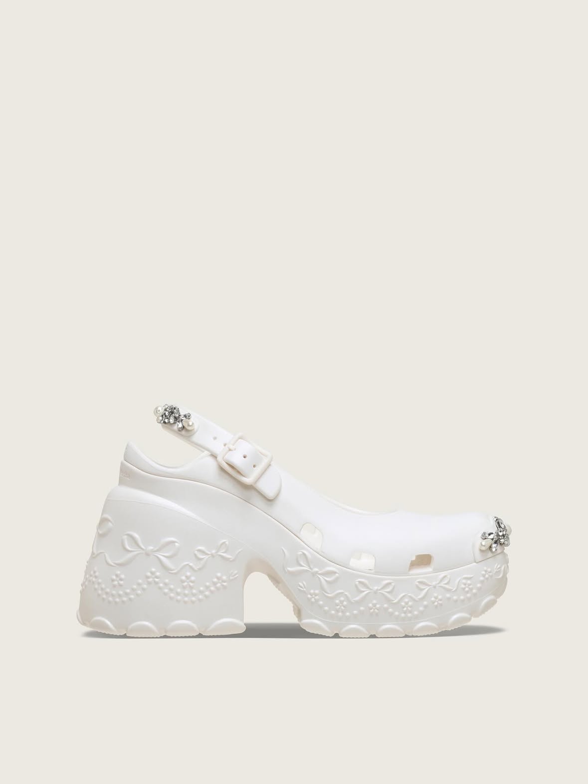 Simone Rocha x Crocs聯名系列高跟瑪莉珍鞋(白)。NT$9,780(喜事集團提供)