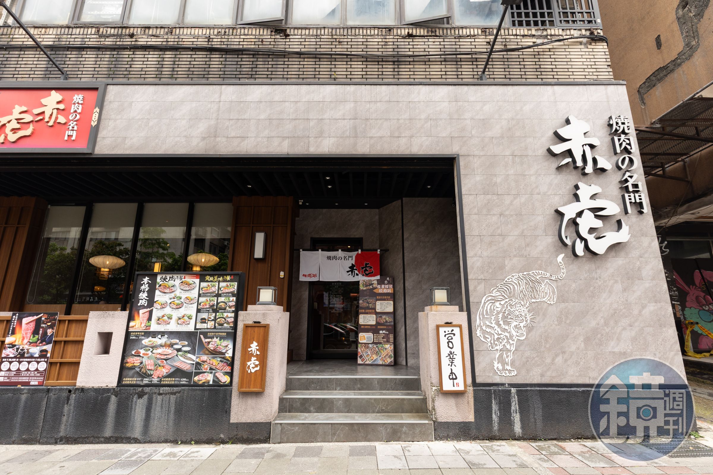 「焼肉の名門赤虎」繼內湖店、信義安和店後,預告新莊店將落腳位於思源路的商業大樓一樓,預計2025年秋季開幕,圖為信義安和店。