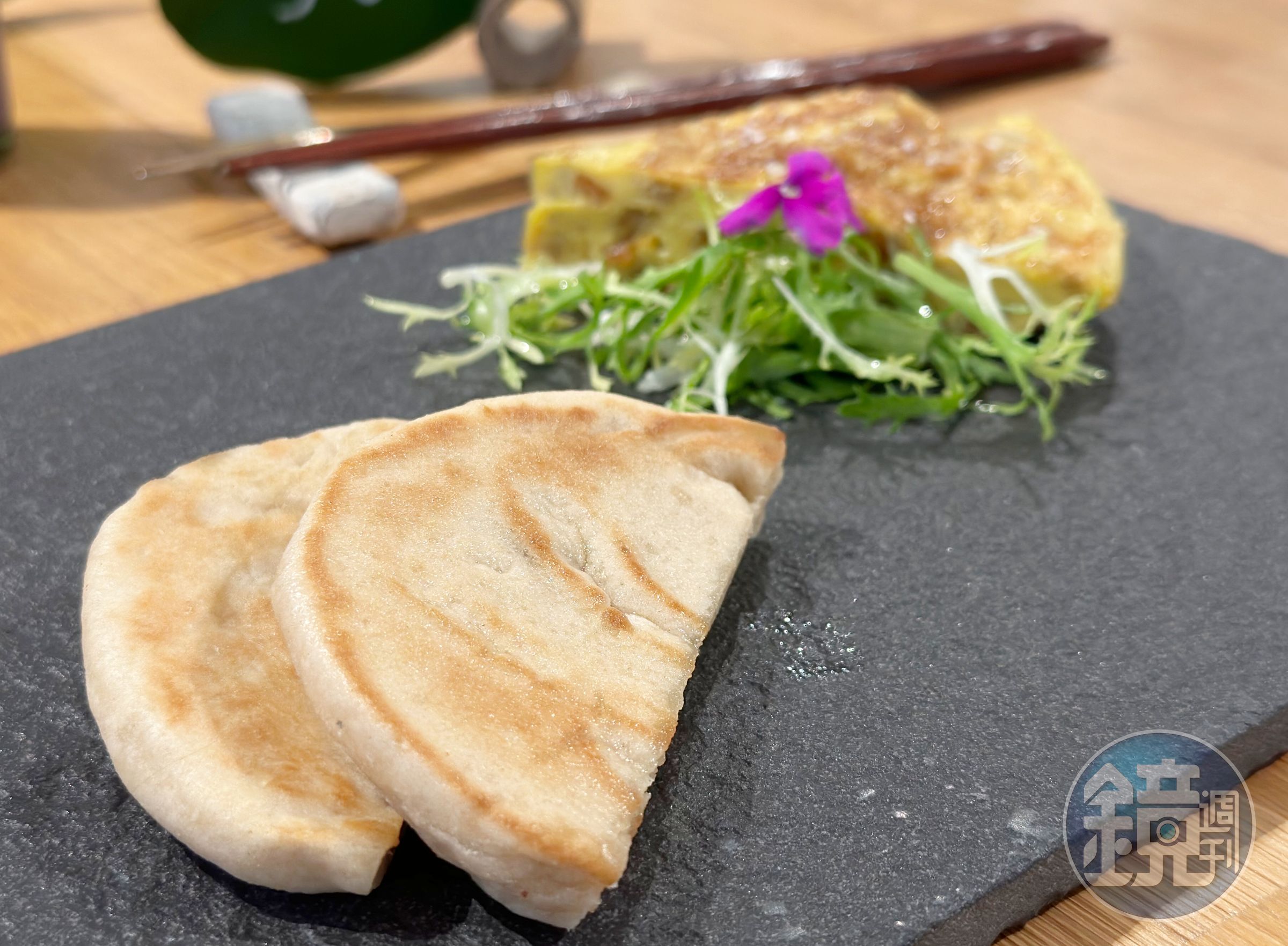 「水潤餅/五日鹹鴨蛋/大地食蔬溫沙拉」吃得到市面上少見的水潤餅,軟Q中帶有咬勁,越嚼餅越香。