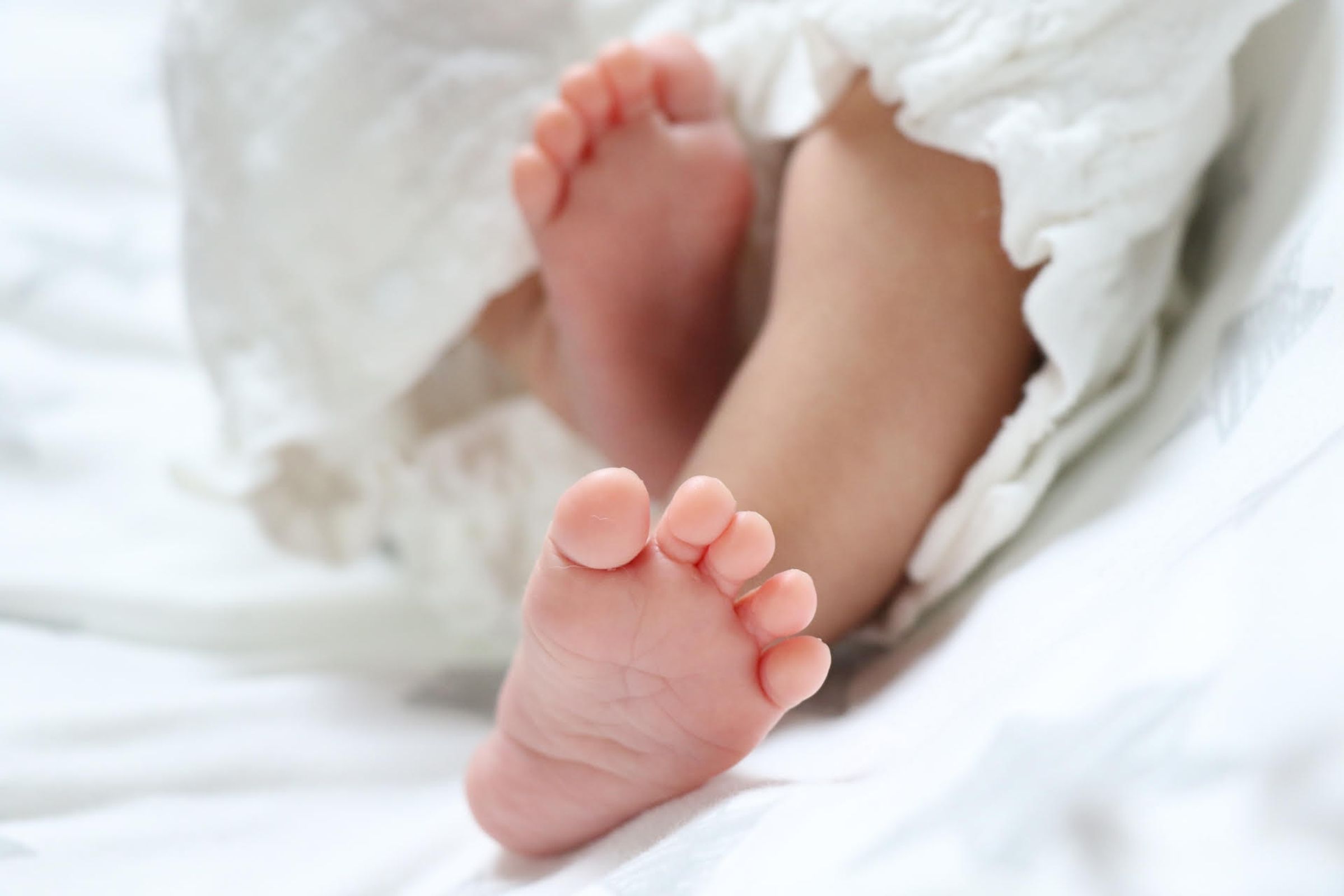 一名人妻透露婆婆已是47歲高齡產婦,還是決定生下二胎,產後照顧新生兒力不從心。(示意圖,photoAC)
