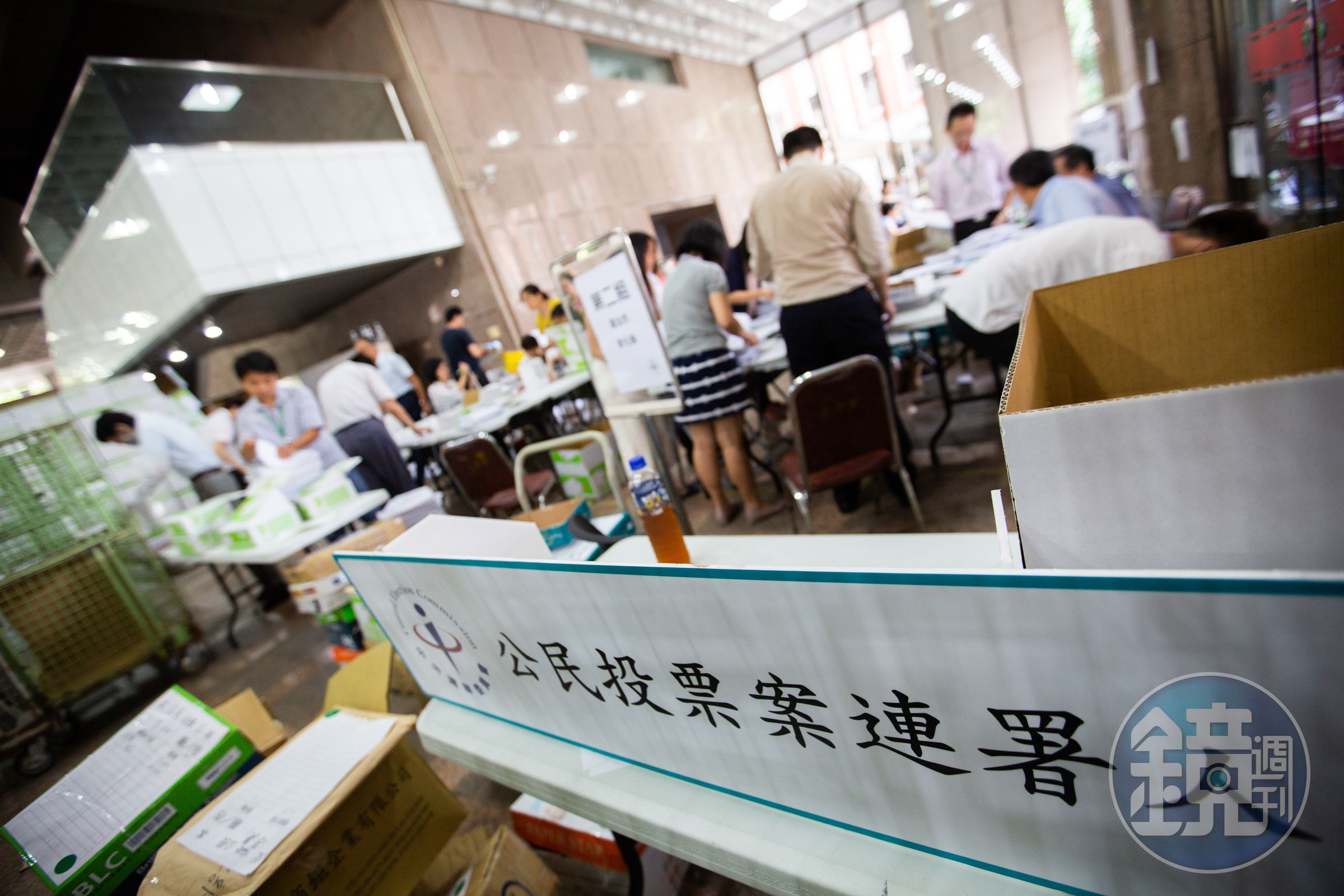 現行的公投連署仍採紙本作業，中選會透露最快今年第二季將推出公投電子連署系統。（本刊資料照）
