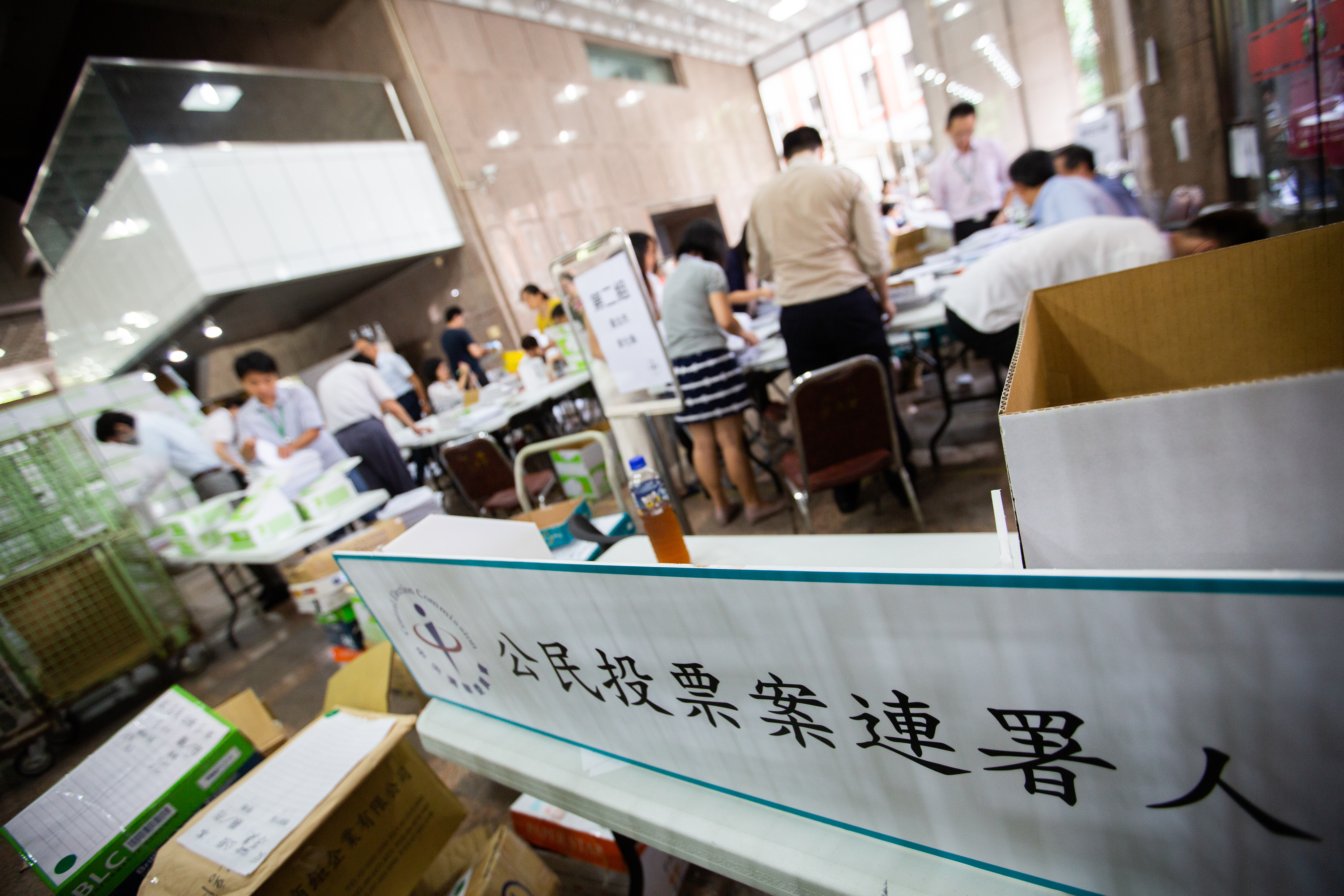 現行的公投連署仍採紙本作業，中選會透露最快今年第二季將推出公投電子連署系統。（本刊資料照）