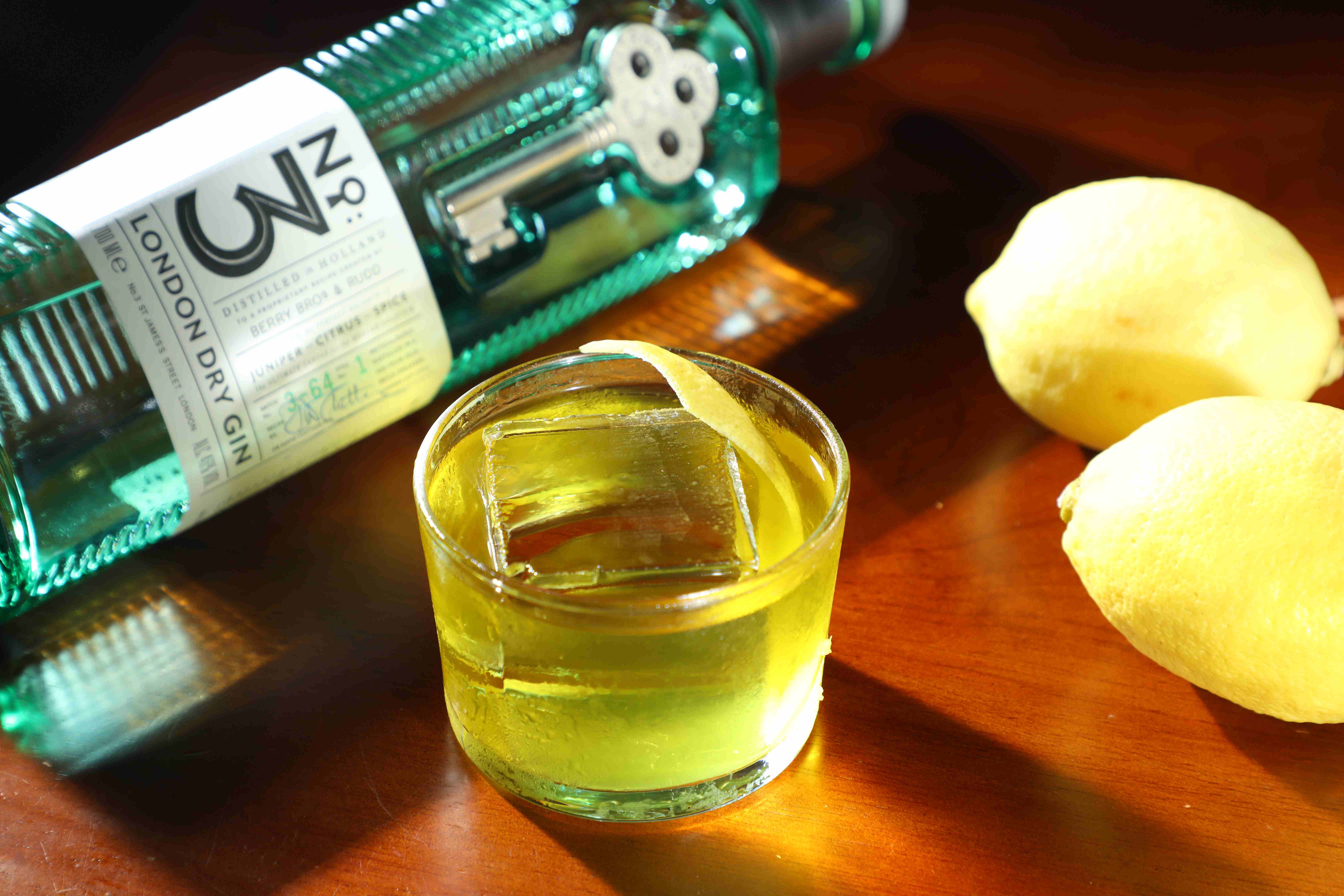 Bar Leone共有3款Negroni，其中的「Yuzu Negroni」是White Negroni的變化版，很好入口且伴有清新柚子香氣。