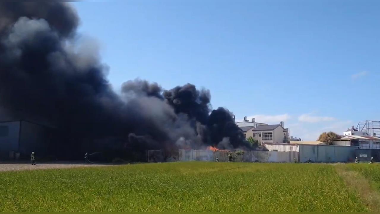 台中市潭子區一處資源回收場今日中午發生火警，燃燒伴隨黑煙直竄天際。（翻攝畫面）