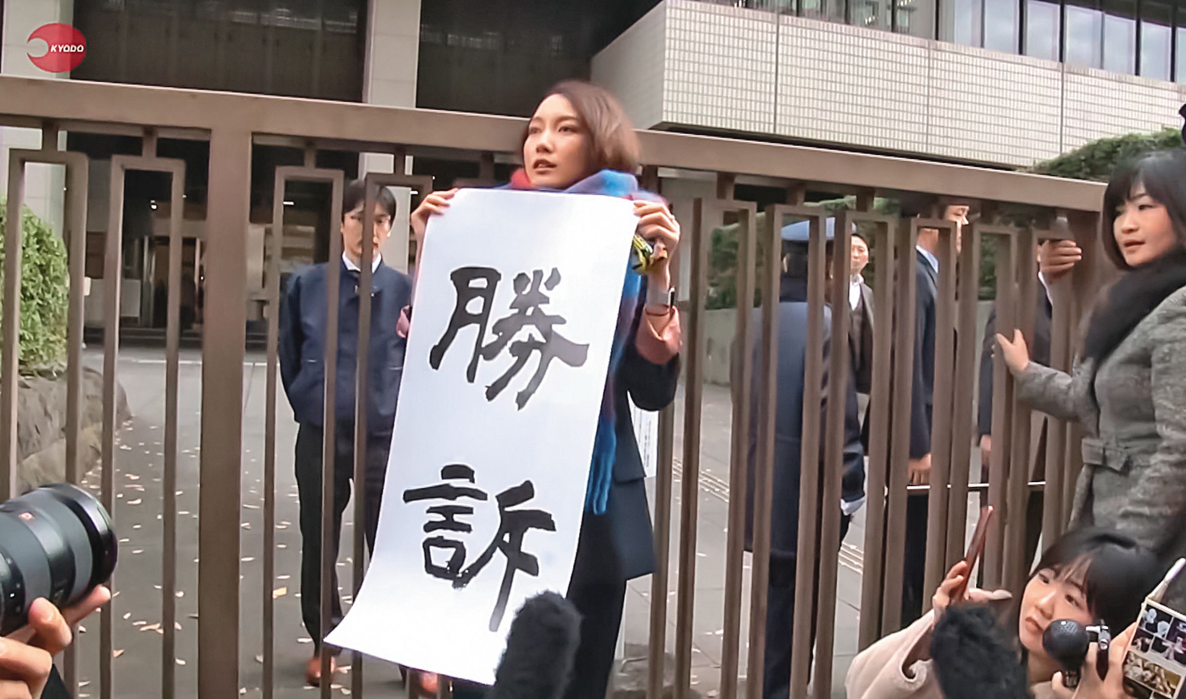 伊藤詩織的民事訴訟在2019年一審勝訴，紀錄片中記錄此歷史時刻。（翻攝KYODO NEWS YT）