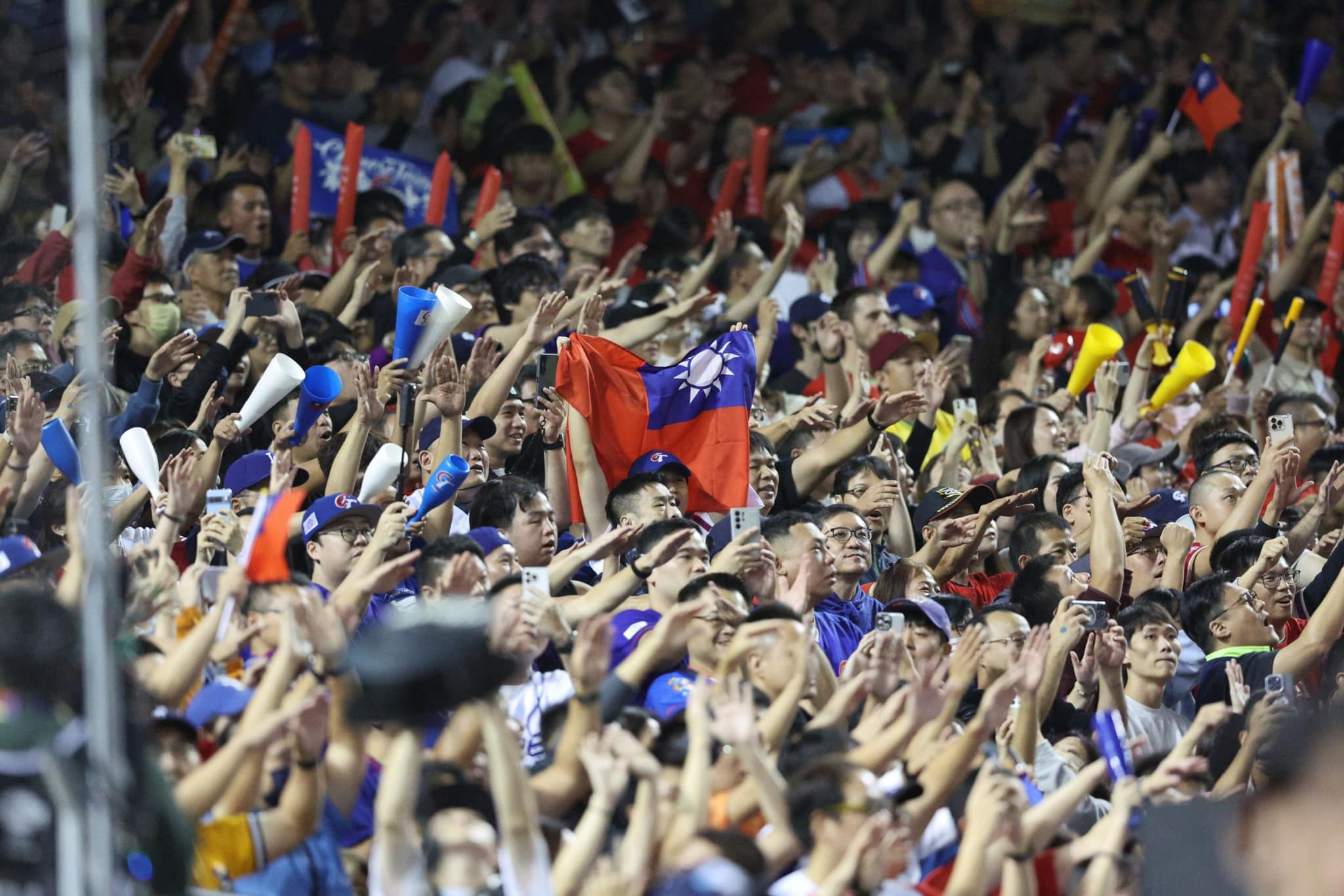 一名女球迷在大巨蛋觀看世界12強棒球賽，沒想到竟被澳洲隊球員轟出的全壘打擊中。（翻攝臉書粉專「CPBL 中華職棒」）