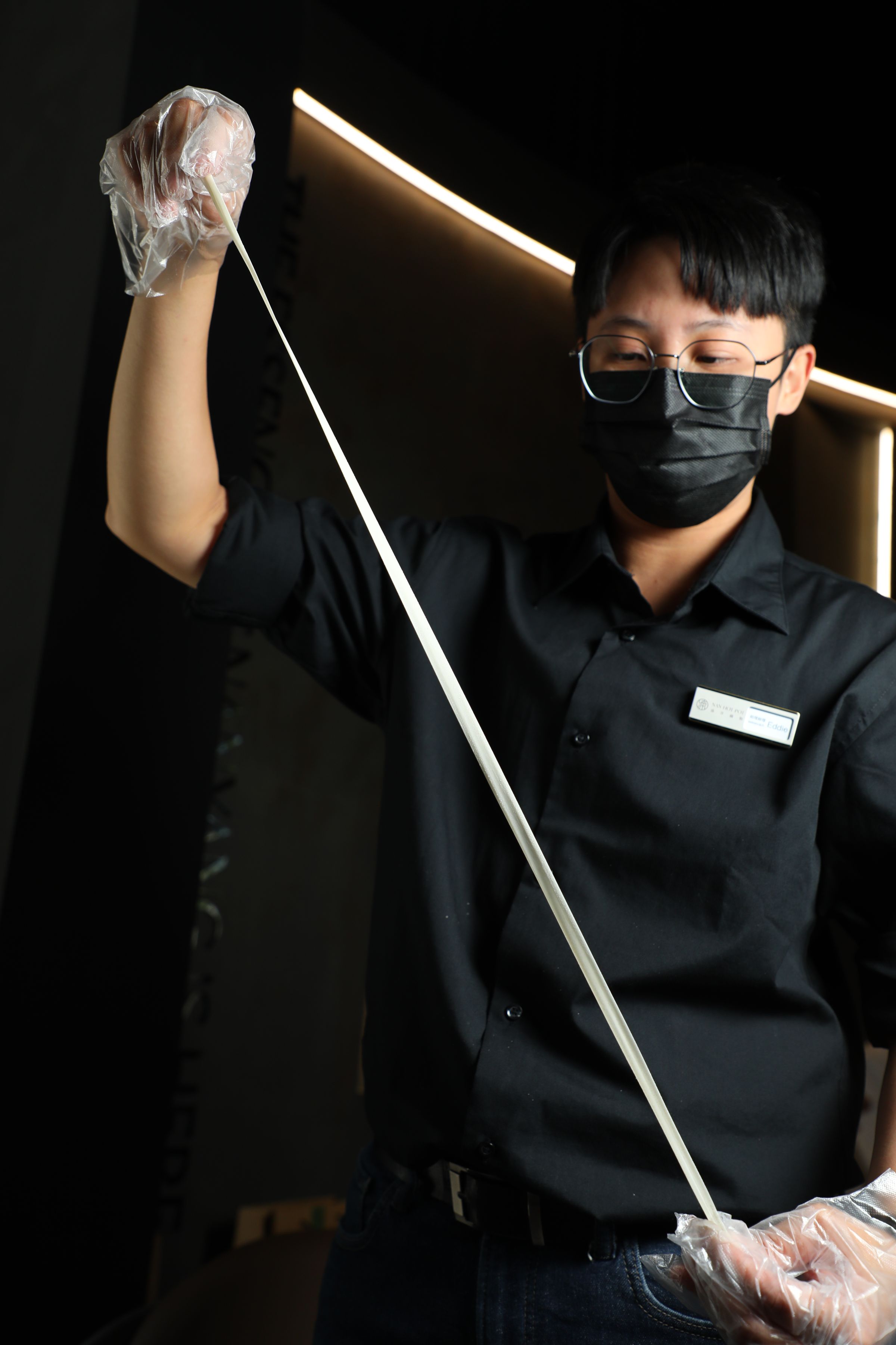 店員示範拉麵的延展性,超乎想像的高。