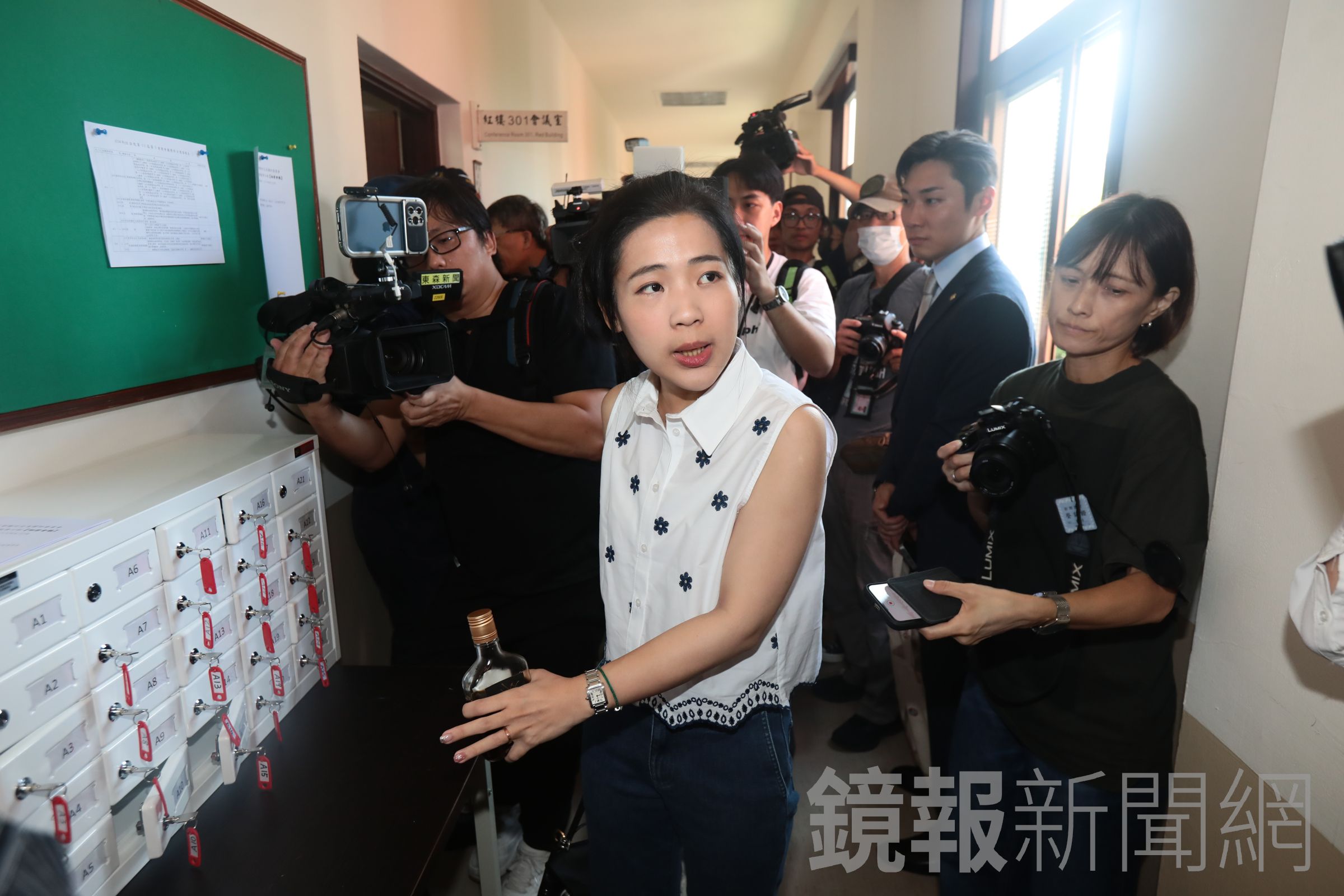 徐巧芯昨日在立院走廊與綠委爆發口角,聲音明顯沙啞,事後才坦承確診。(鏡報林煒凱攝)