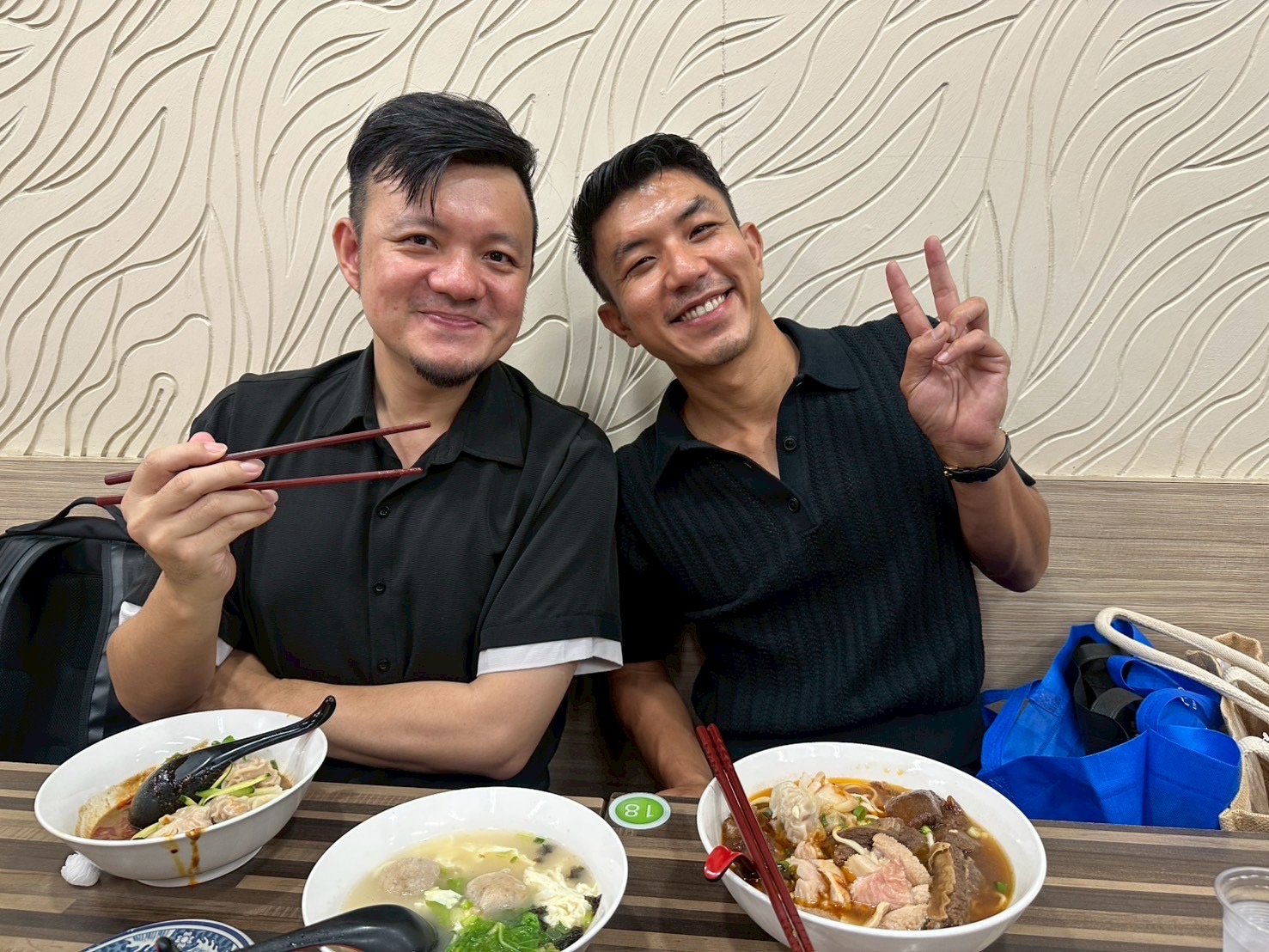 萬洛與他在台上找的翻譯John（左），兩人也一起吃麵。（牽猴子提供）