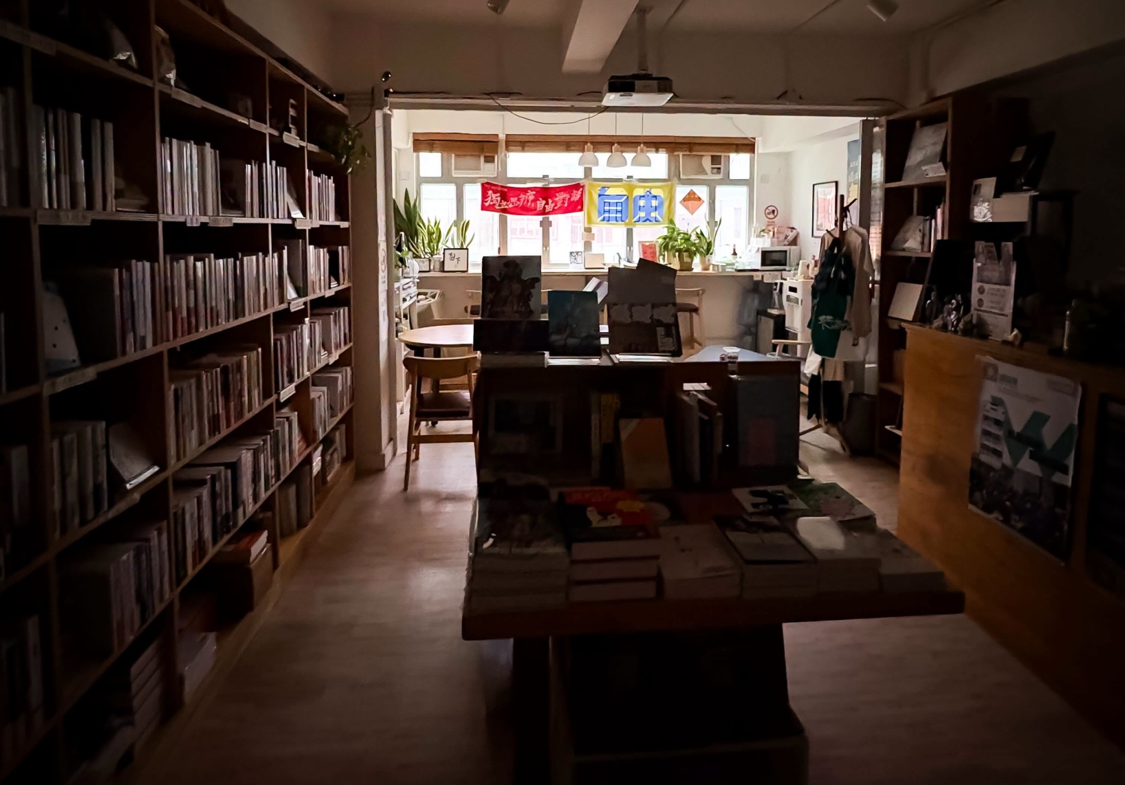 香港獨立書店「留下書舍」15日遭國安警察上門搜捕,港府看不見的紅線正危及書店的經營。(翻攝自留下書舍臉書)