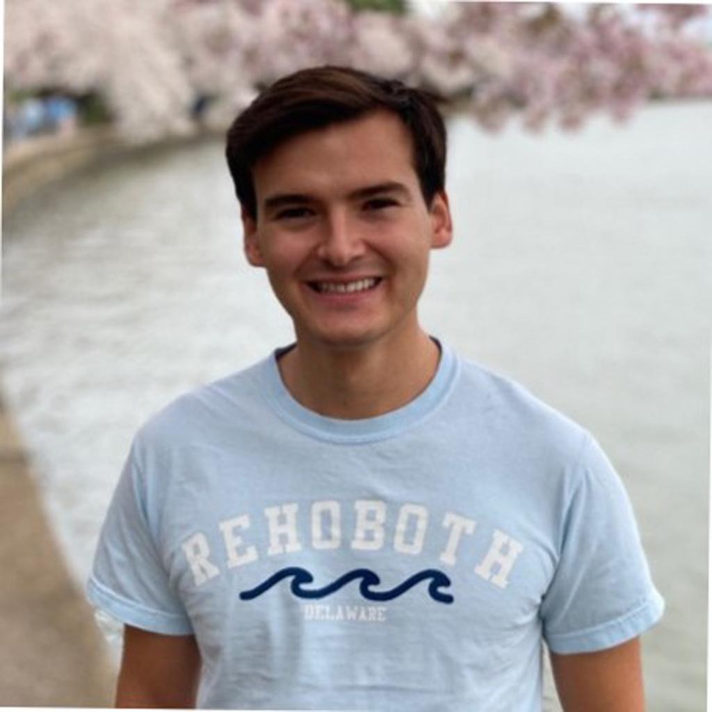其中有一名男主角是24歲男子哲洛普希，他曾是民主黨參議員卡定助理。（翻自《紐約郵報》）