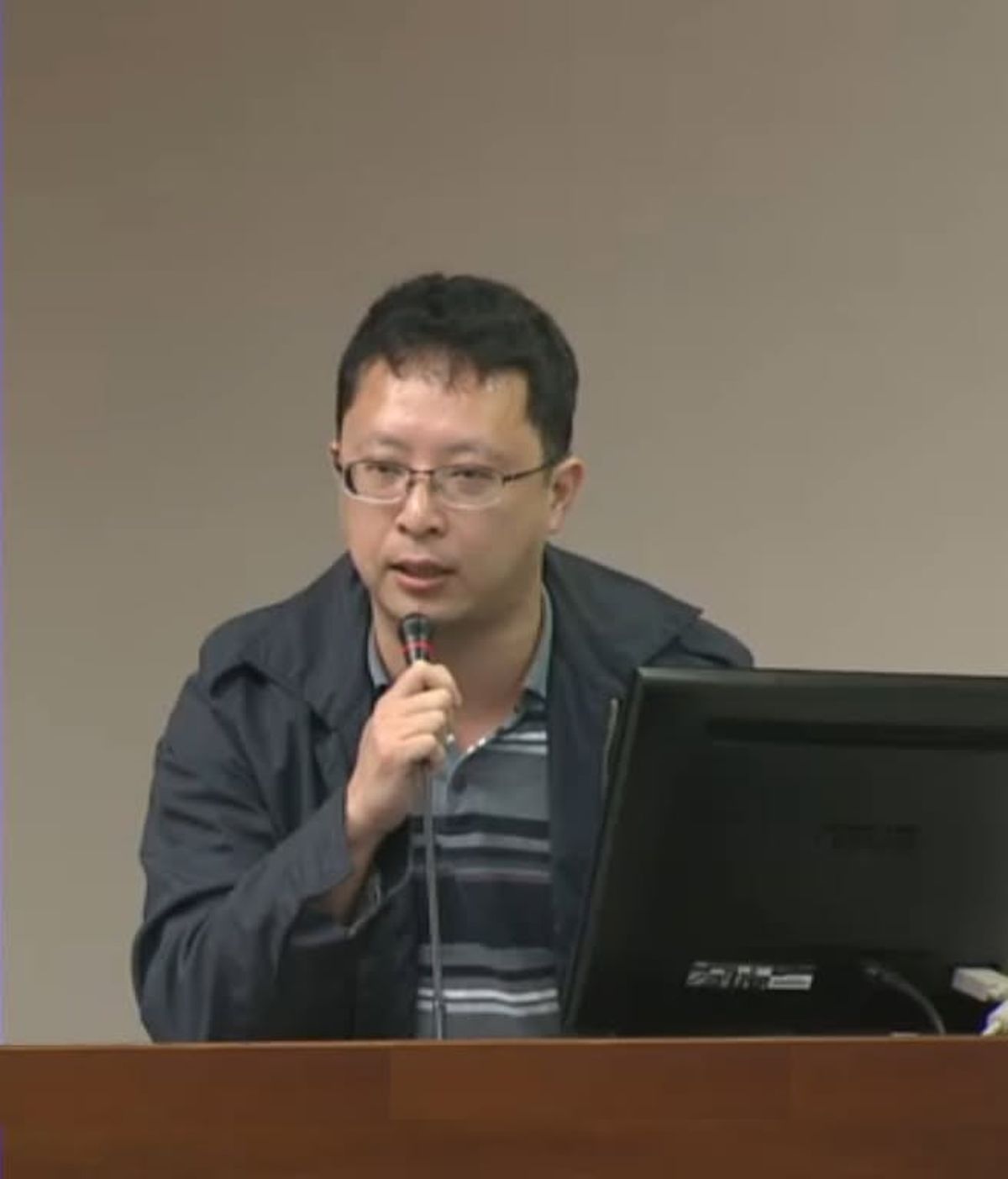 林秉鴻醫師表示，應檢討醫療制度如何在合法前提下錄影、如何保存影像、誰可以調閱、如何防止外流，以及違法者應承擔何種責任。（翻攝醫勞盟臉書）