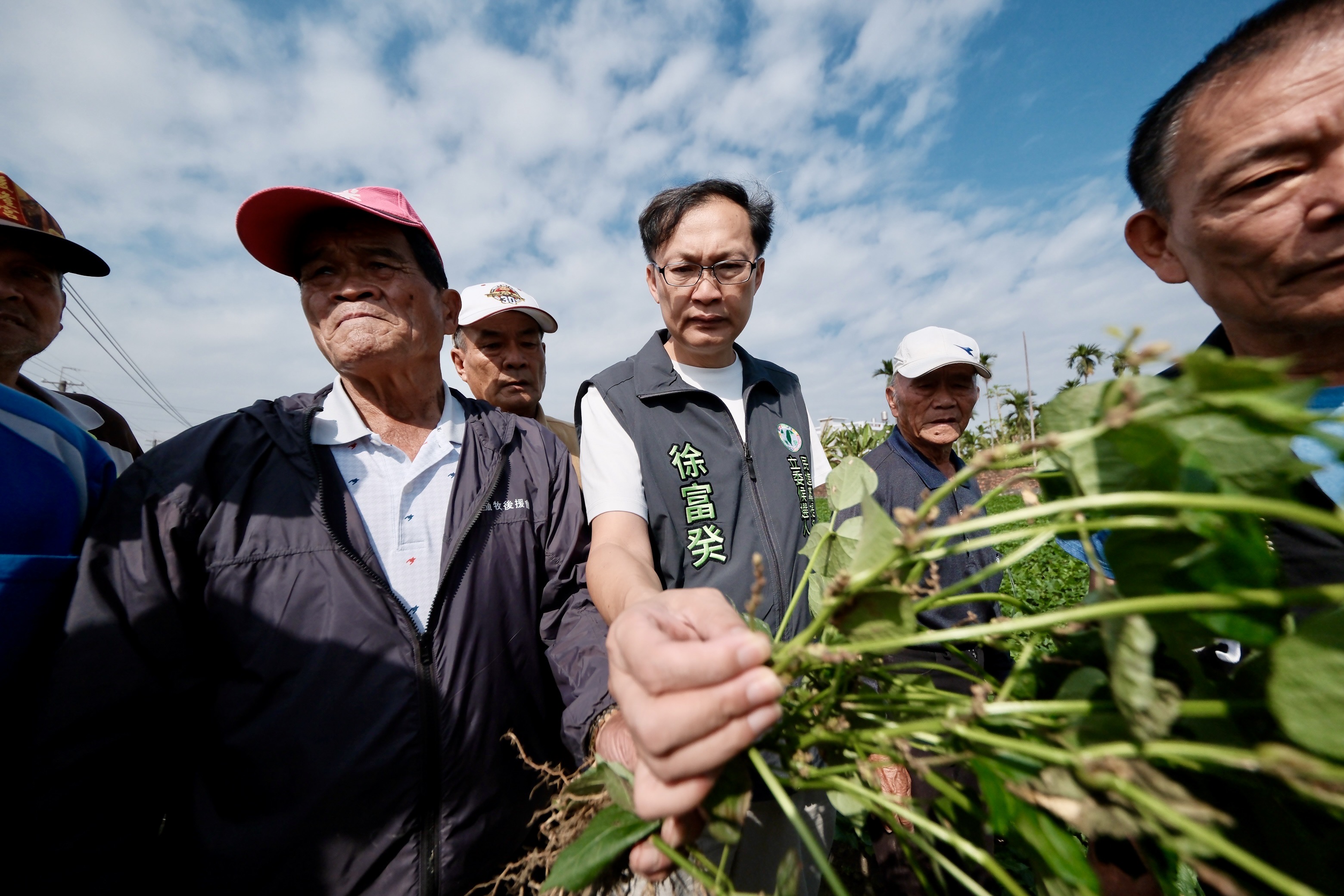 屏東縣立委參選人徐富癸會勘紅豆田，呼籲政府促成「紅豆保險」因應極端氣候。（讀者提供）