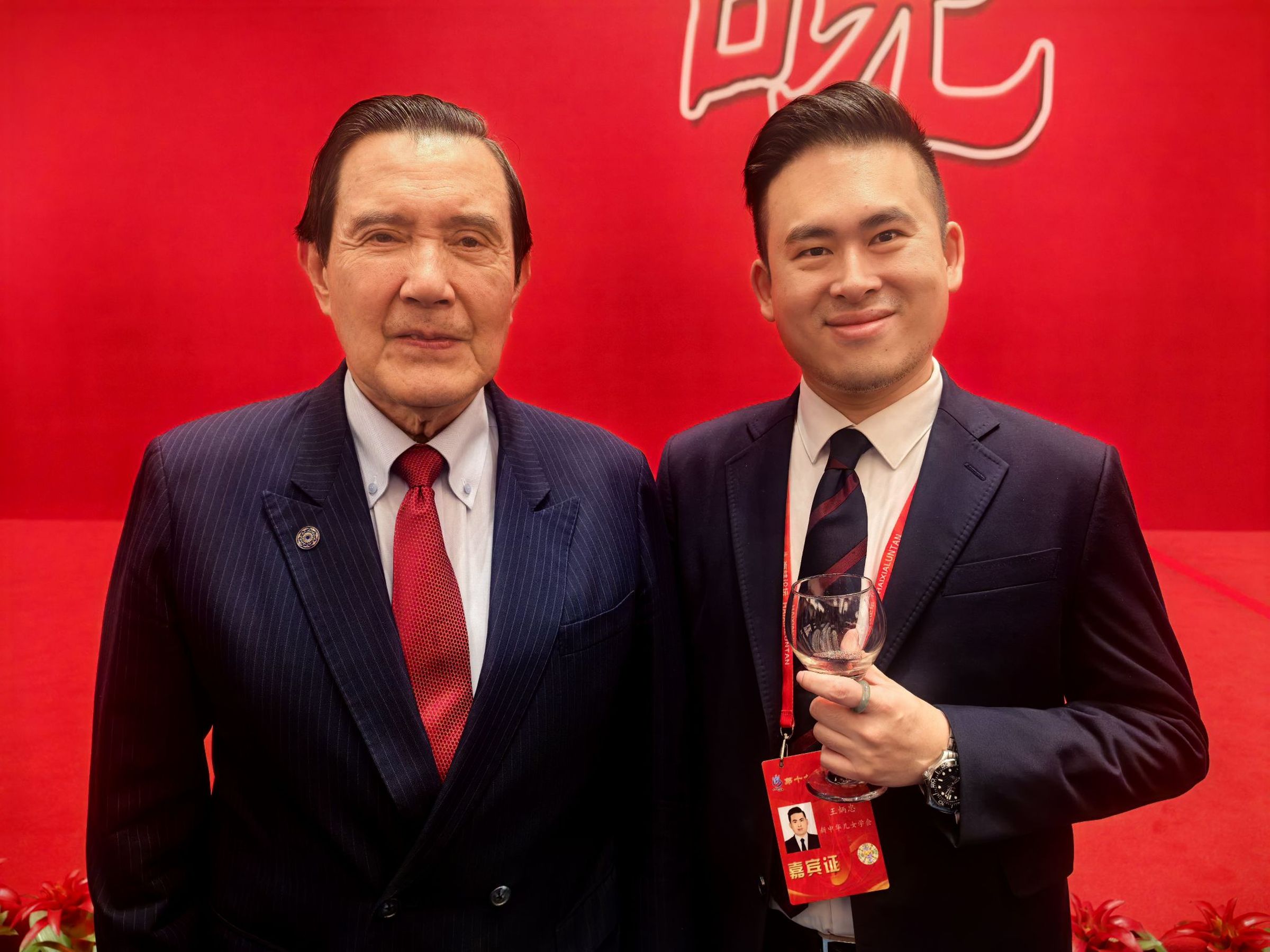 王炳忠憶馬英九去年即有「眼神呆滯」等異狀。(翻攝自王炳忠臉書)
