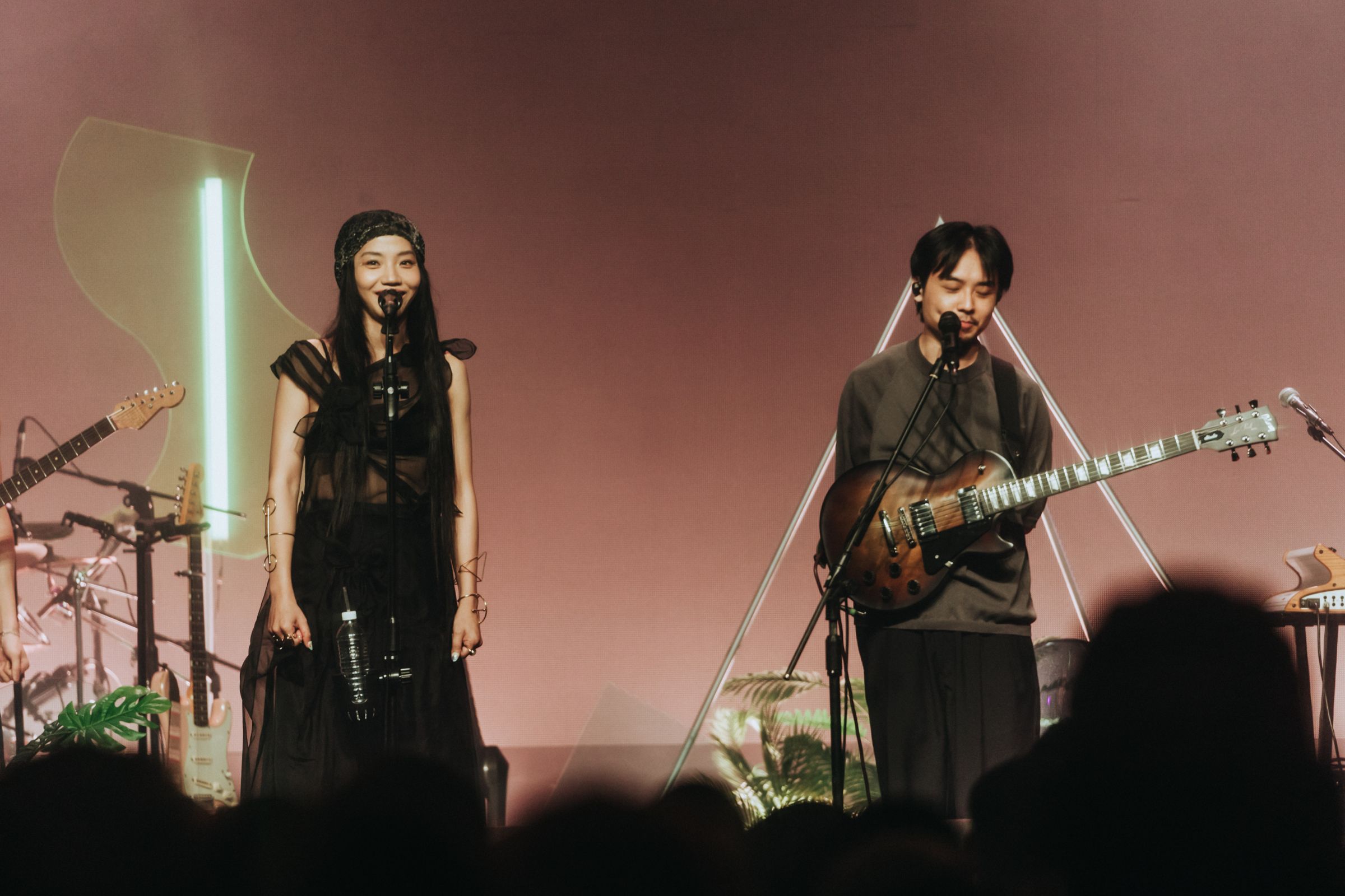 洪佩瑜《開了又開》台中場邀來楊世暄（右）擔任嘉賓合唱。（圖／KKLIVE、何樂音樂提供）