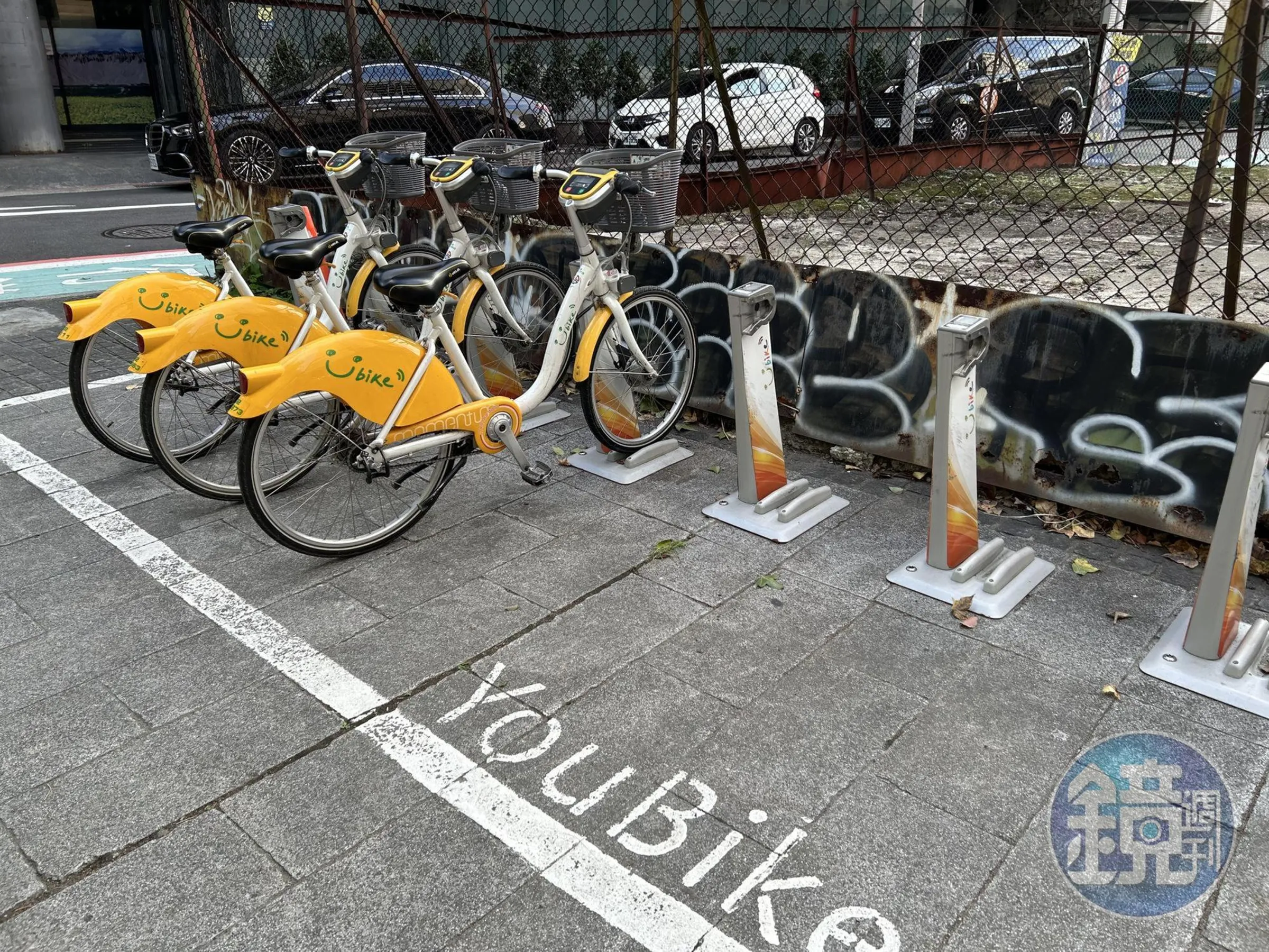 YouBike只能在設有自行車專用道或具有人車共用的標誌的人行道行駛，否則會挨罰。（本刊資料照）