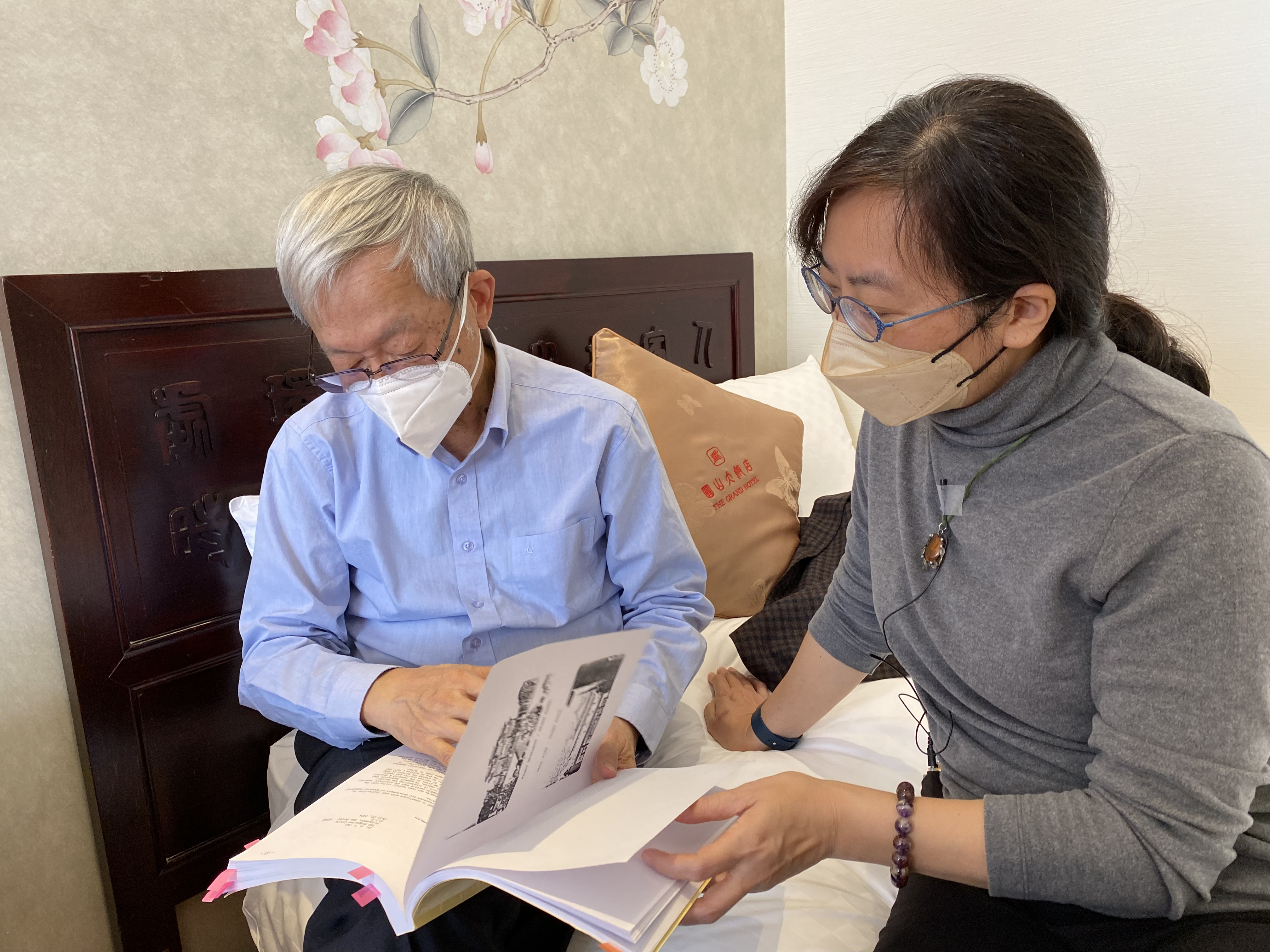 導演蕭菊貞(右)於圓山飯店採訪前工研院院長史欽泰(左)。(牽猴子提供)