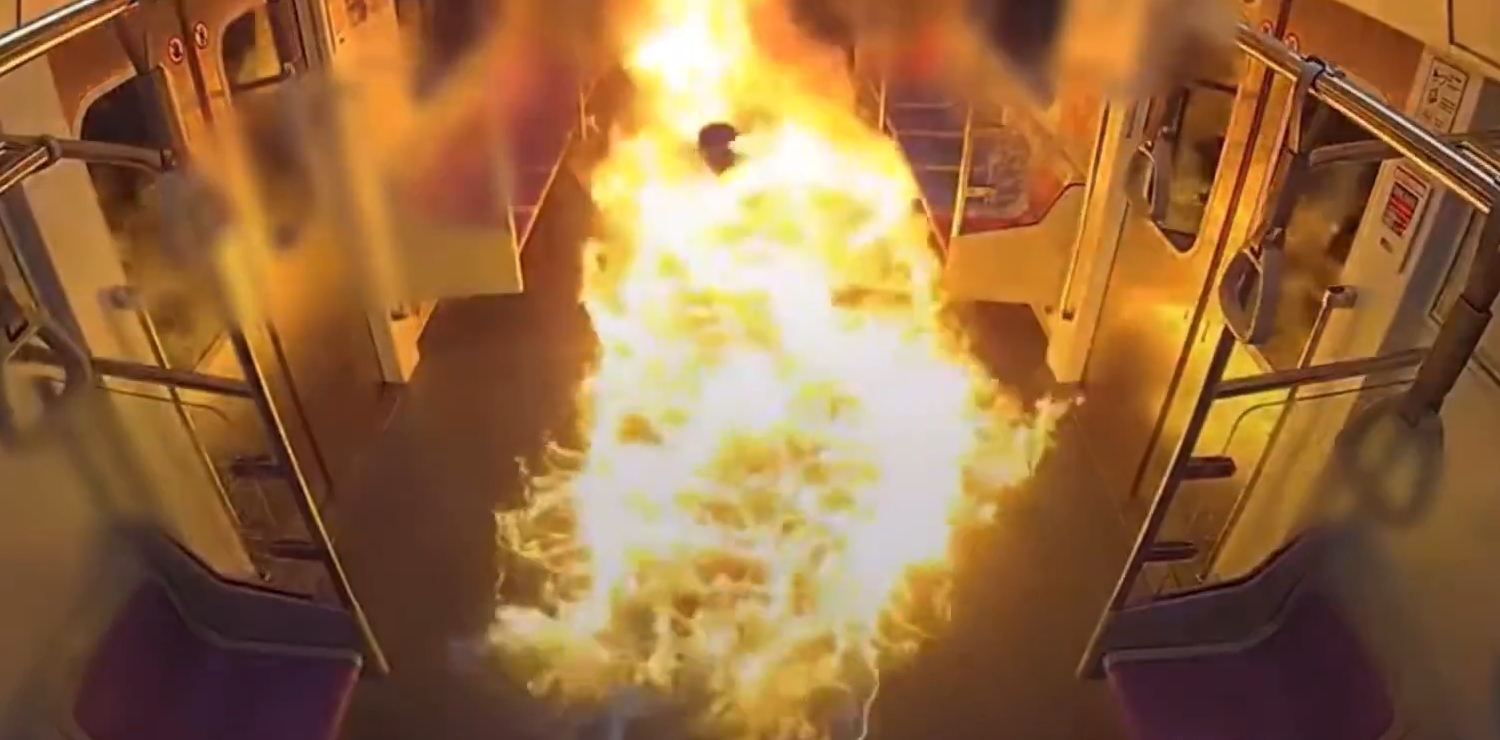 南韓首爾地鐵5月31日車廂縱火畫面曝光。（翻攝自X）