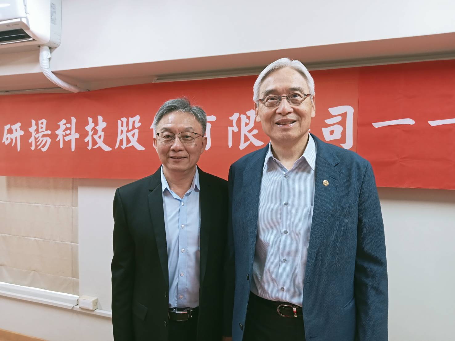 儘管整體工業電腦景氣的復甦力道不如年初預期，研揚仍看好邊緣AI將是接下來的營運成長動能。（右：董事長莊永順、左：總經理林建宏）