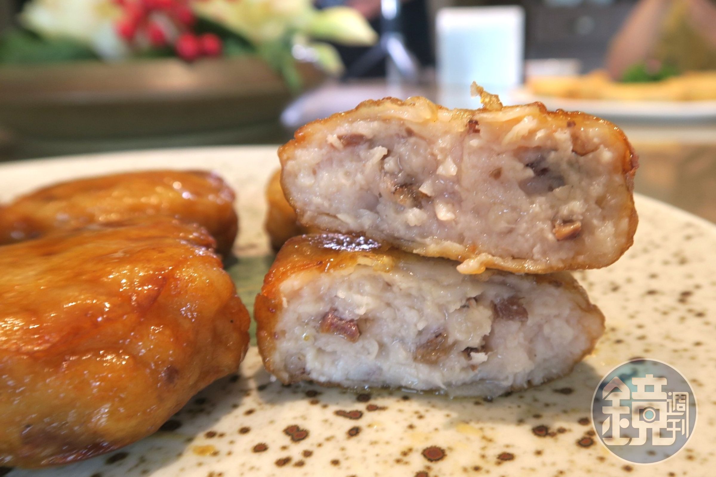 大口咬下才能感受鴨肝與蝦膠、蓮藕構成的味覺交響曲。