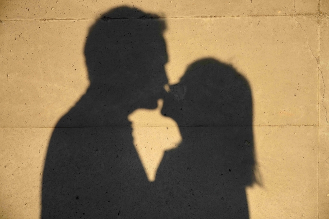 鄭姓人夫發現妻子與父親發生不倫畸戀，2人還在家中陽台激情擁吻，憤而離婚。（示意圖，photoAC）