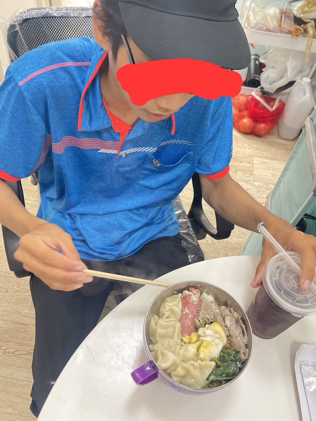 台中21歲青年自小就被關在套房，沒有受過教育。（翻攝蘇乙青臉書）