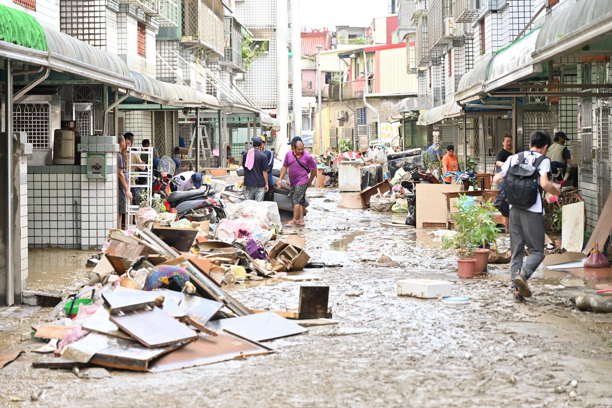 宜蘭縣政府今晚宣布，明日照常上班上課，不過部分災區可「視情況停班停課」。（翻攝自臉書@宜蘭縣政府）