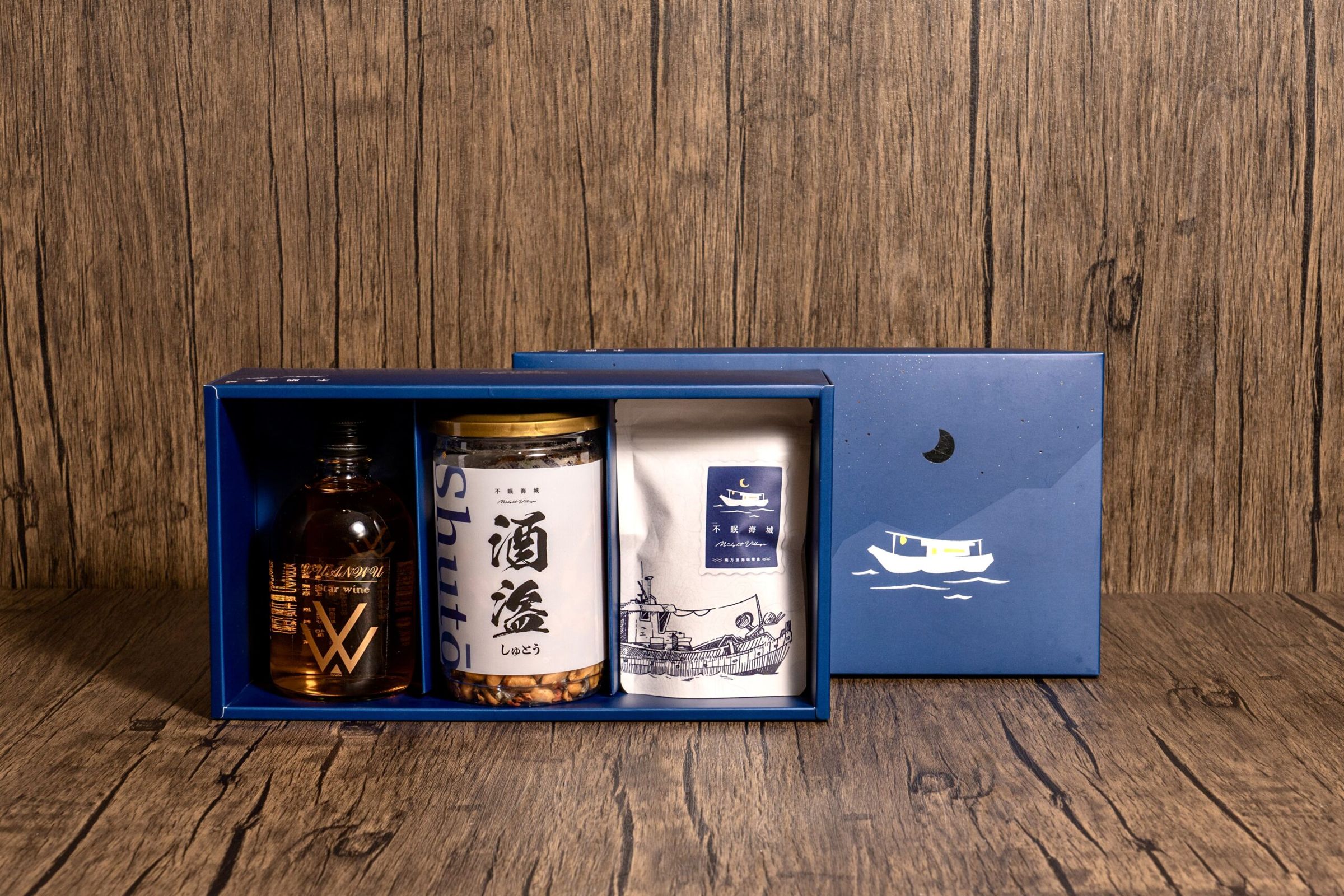 「不眠海城」也以酒盜花生搭配鰻魚、魷魚絲或章魚花(隨機擇一),與紅茶威士忌或荔枝酒(隨機擇一)組成不分年節送禮都討喜的「星空禮盒」。(880元/份,截取自不眠海城官網)