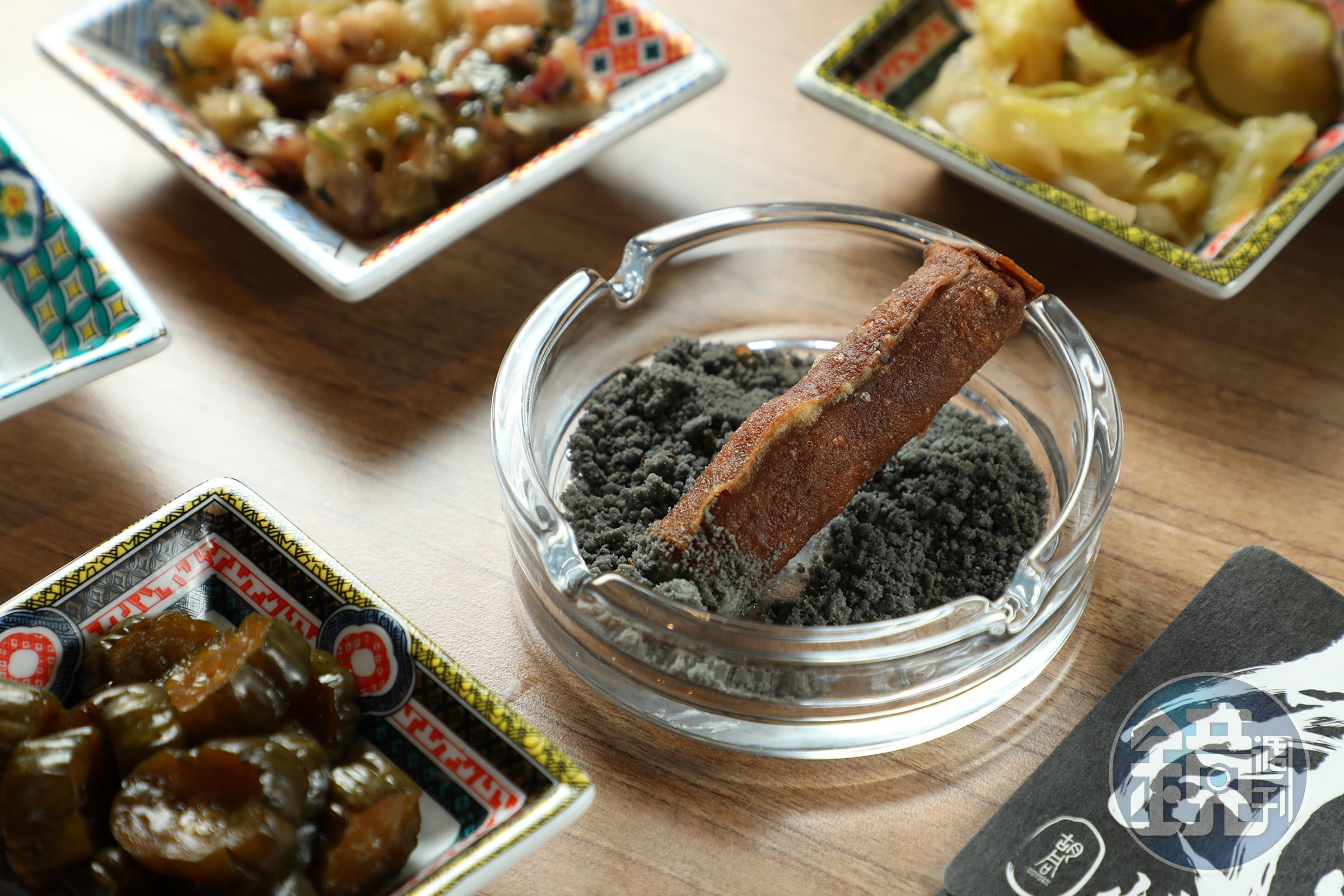 「麥克哥雪茄」將炸乾的潤餅包入松葉蟹、鮭魚卵。（99元／份）