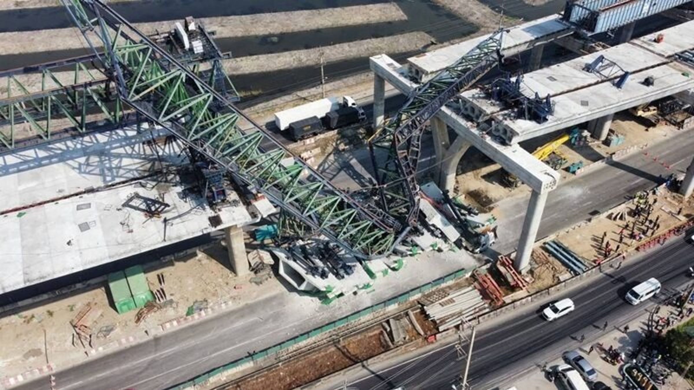 巨型起重機倒塌瞬間揚起漫天塵土，碎裂的瓦礫隨即噴濺四散。（翻攝自https://www.khaosod.co.th/）