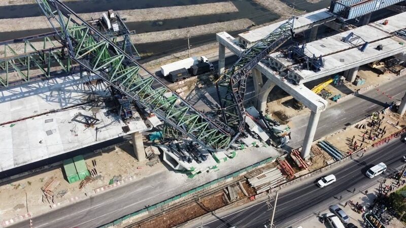 巨型起重機倒塌瞬間揚起漫天塵土，碎裂的瓦礫隨即噴濺四散。（翻攝自https://www.khaosod.co.th/）