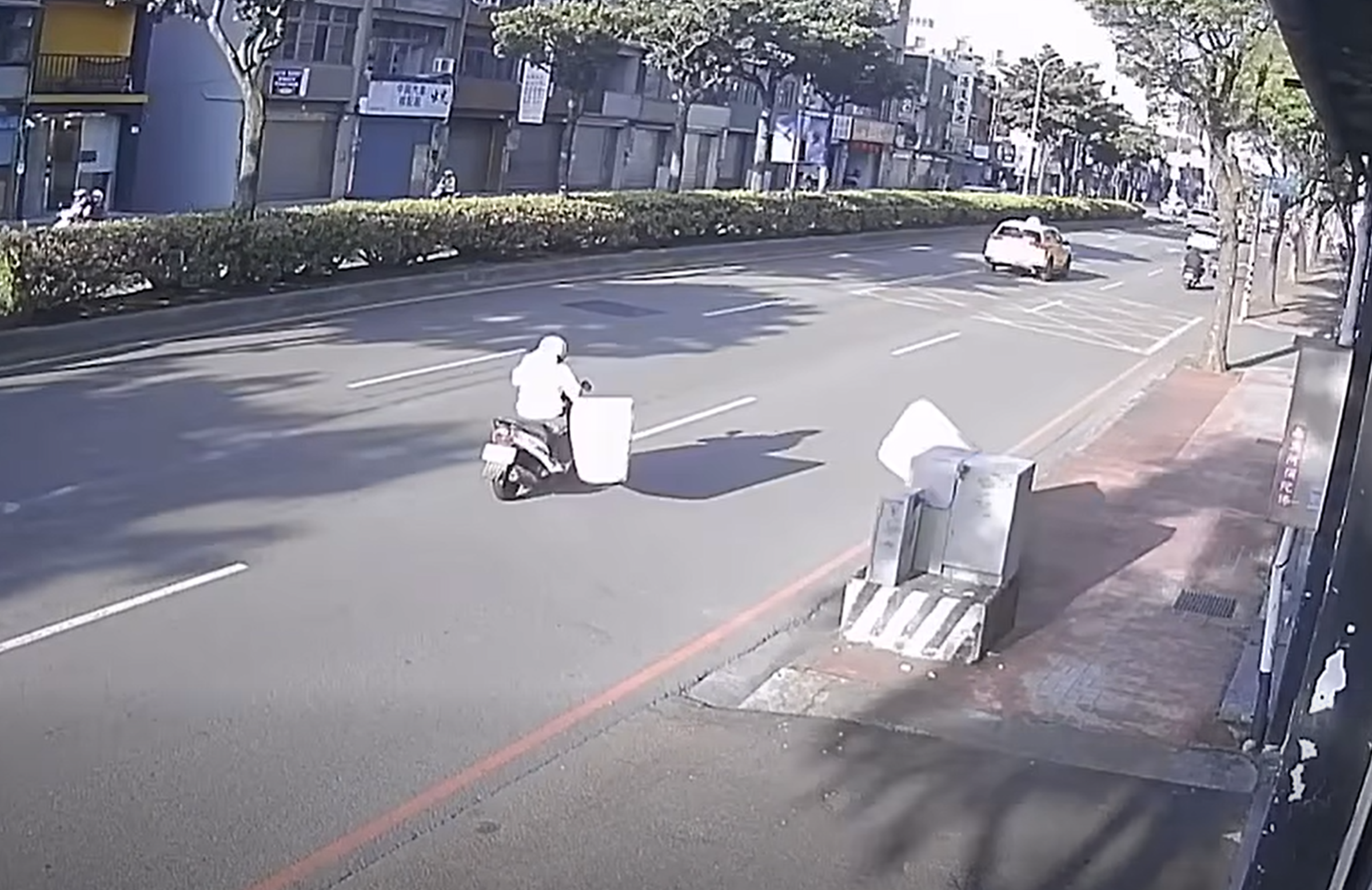 疑似一陣強風,原本擺放在路旁的床墊被吹進車道,擊中行經的楊姓女騎士,導致她失控摔車。(翻攝自「內壢大小事」臉書社團)