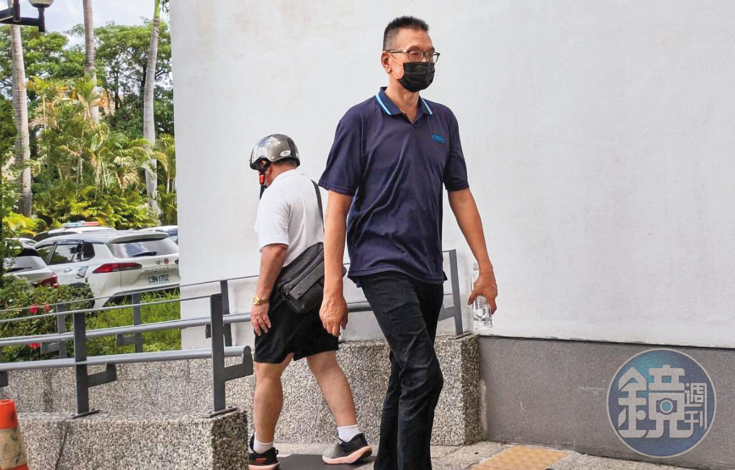 原裁定2千萬元交保的中聯總經理余凌冲，身穿公司制服至台中地院開庭，遭法官裁定羈押禁見。
