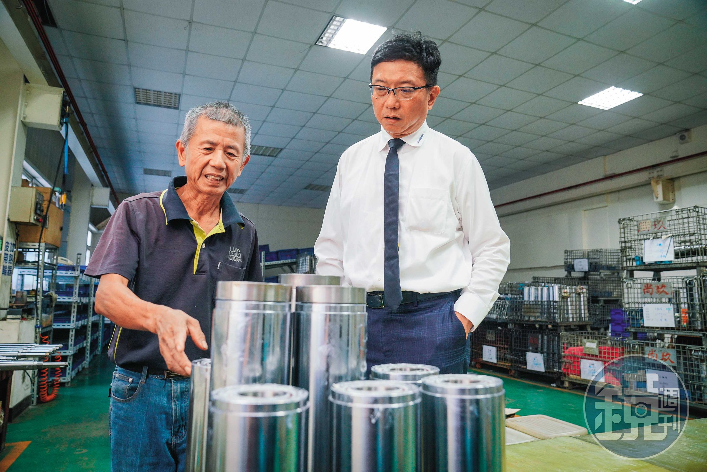 張聰捷(右)雖非廠務出身,回勝源後有不懂的地方就詢問廠內老師傅,規劃出製作流程SOP,幫助產品標準化,品質更穩定。