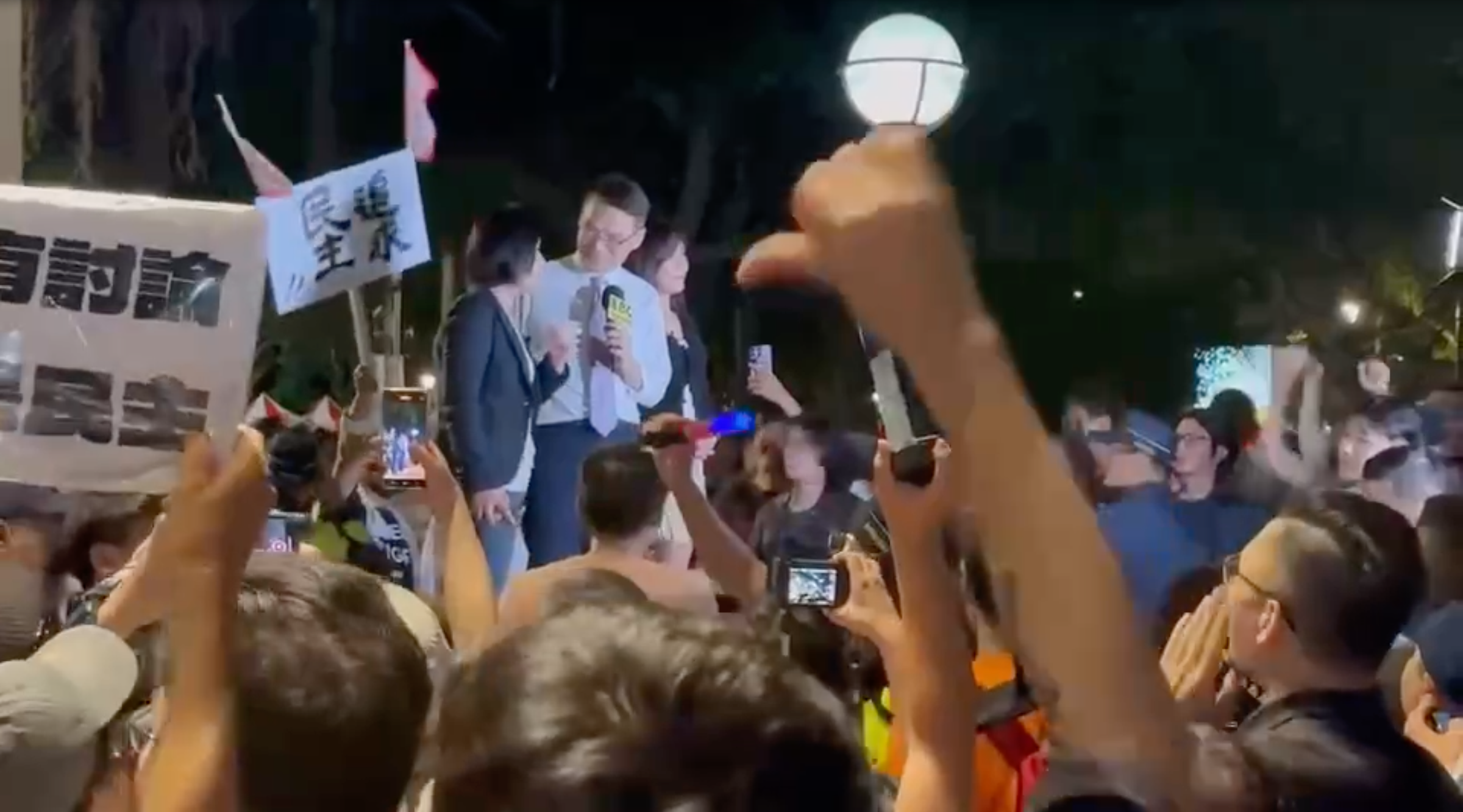 國民黨台北市議員柳采葳昨現身立院外接受採訪,不過遭到民眾砲轟「下台」。(柳采葳提供)