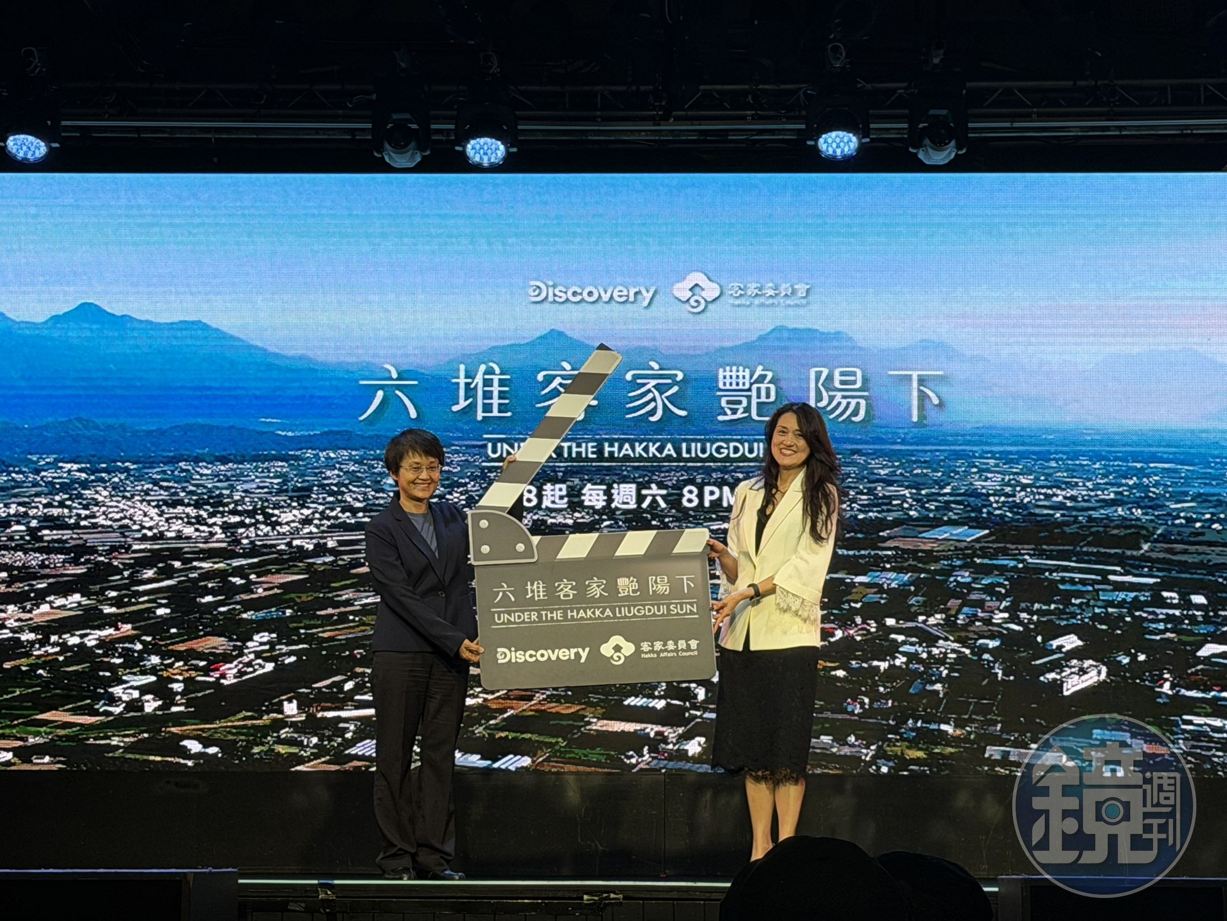 客委會主委古秀妃（左）與華納兄弟探索集團馬艶華發行長（右）共同打板，啟動《六堆客家豔陽下》的首映儀式。