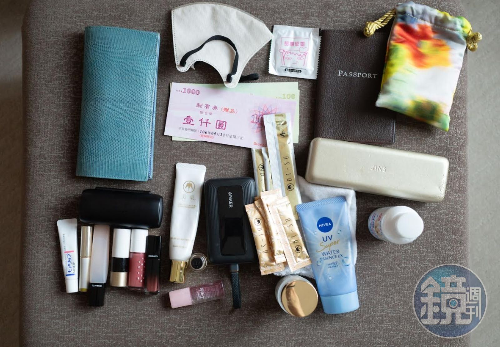 麻衣的隨身包開箱,除了有被譽為「燕窩界愛馬仕」的Bi-Su美巢小金條,還有過期多年的微風廣場禮券