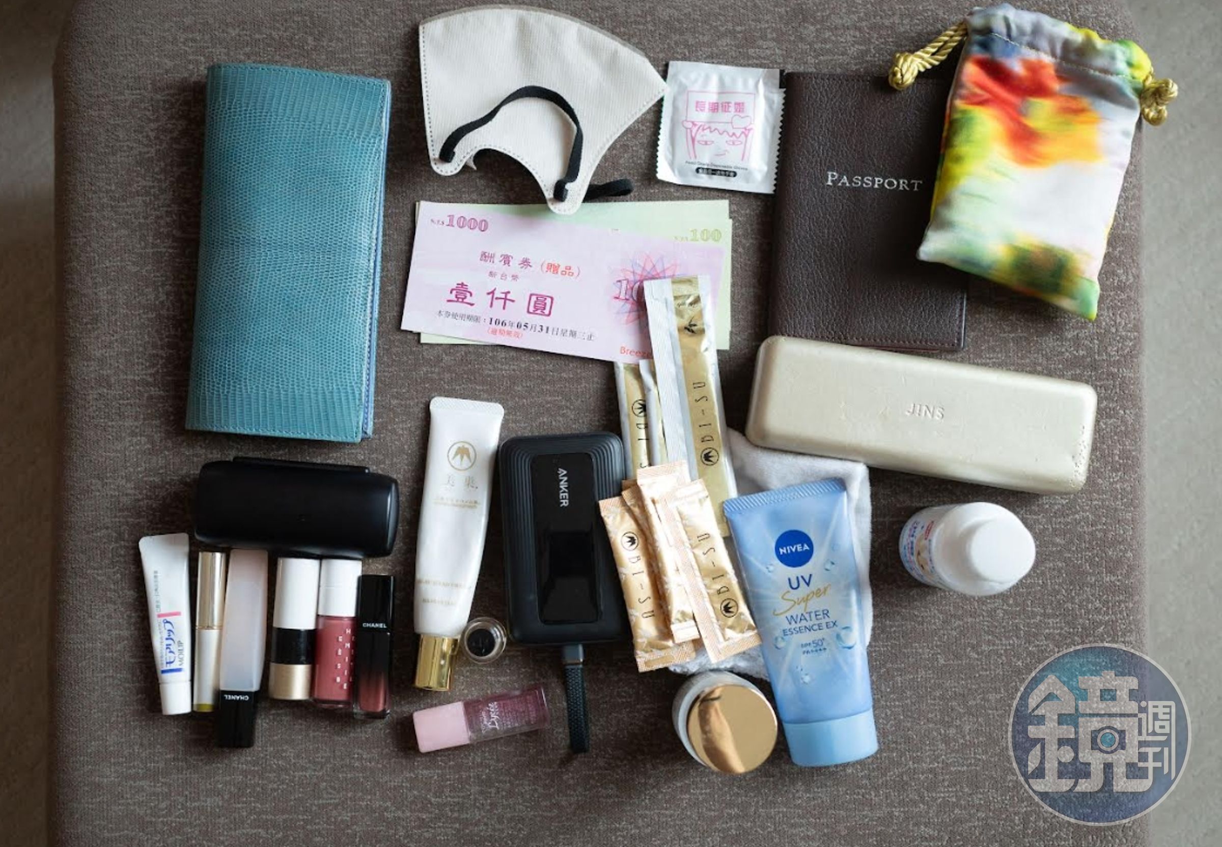 麻衣的隨身包開箱，除了有被譽為「燕窩界愛馬仕」的Bi-Su美巢小金條，還有過期多年的微風廣場禮券。