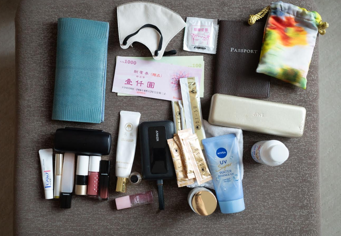 麻衣的隨身包開箱，除了有被譽為「燕窩界愛馬仕」的Bi-Su美巢小金條，還有過期多年的微風廣場禮券。