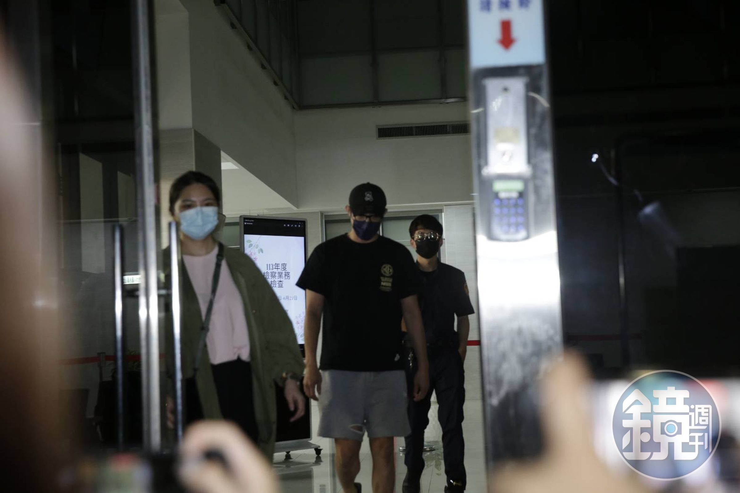 王柏傑深夜獲得交保,走出士林地檢署。