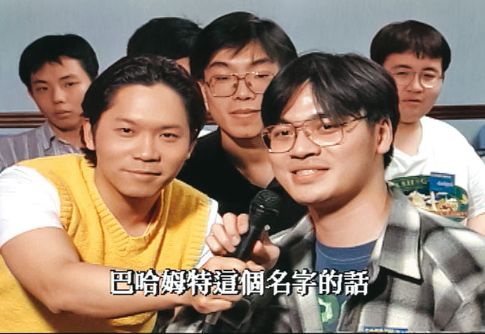 巴哈姆特創立後不久,陳建弘(前右)接受當時熱門電玩節目《電玩大觀園》主持人卜學亮(前左)訪問。(陳建弘提供)