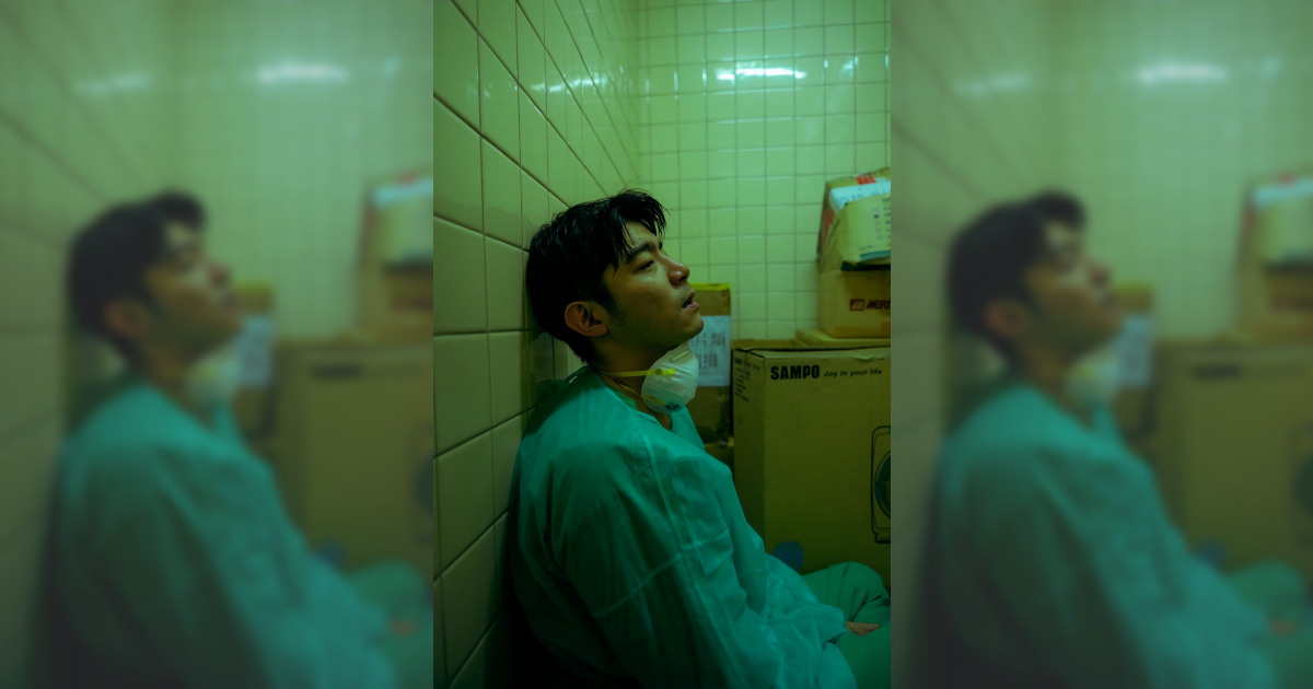 王柏傑為了演出《疫起》的外科醫生，苦練手術姿勢。（Catchplay提供）