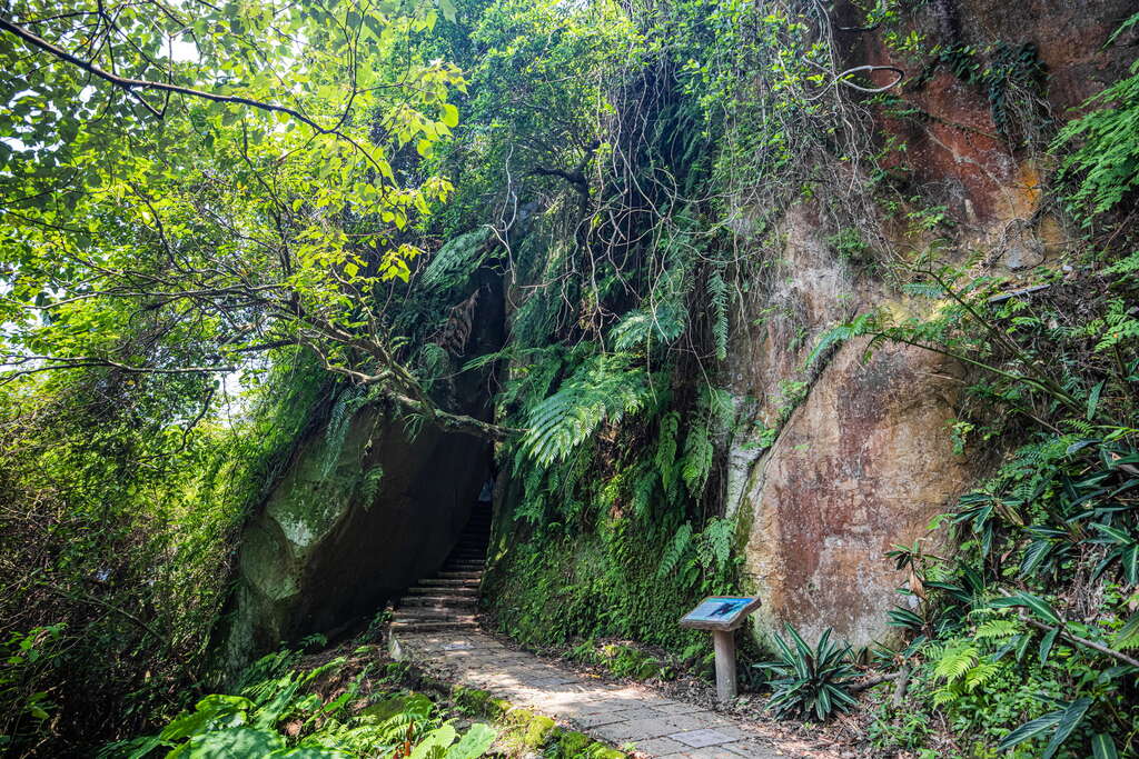 台北市信義區的象山步道驚見一具死亡多日的遺體；圖為一線天。（翻攝自台北旅遊網）
